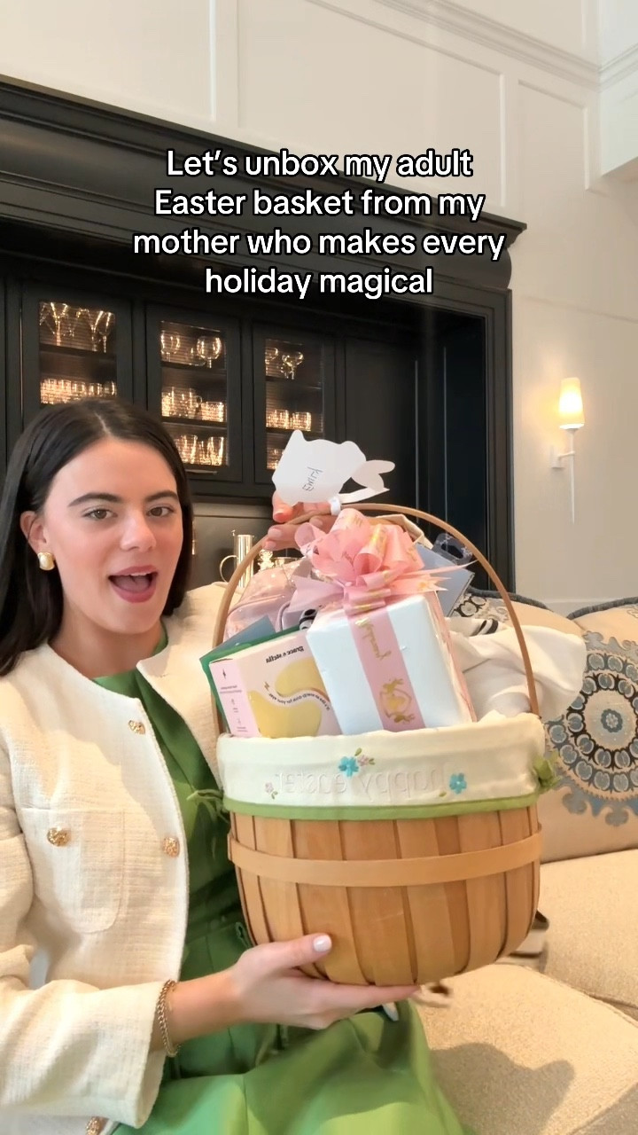 Let’s unbox my adult Easter basket! 🐣 As we know Ann goes above and beyond for every holiday! Thought I’d share some of the goodies she gave to us inside! 
