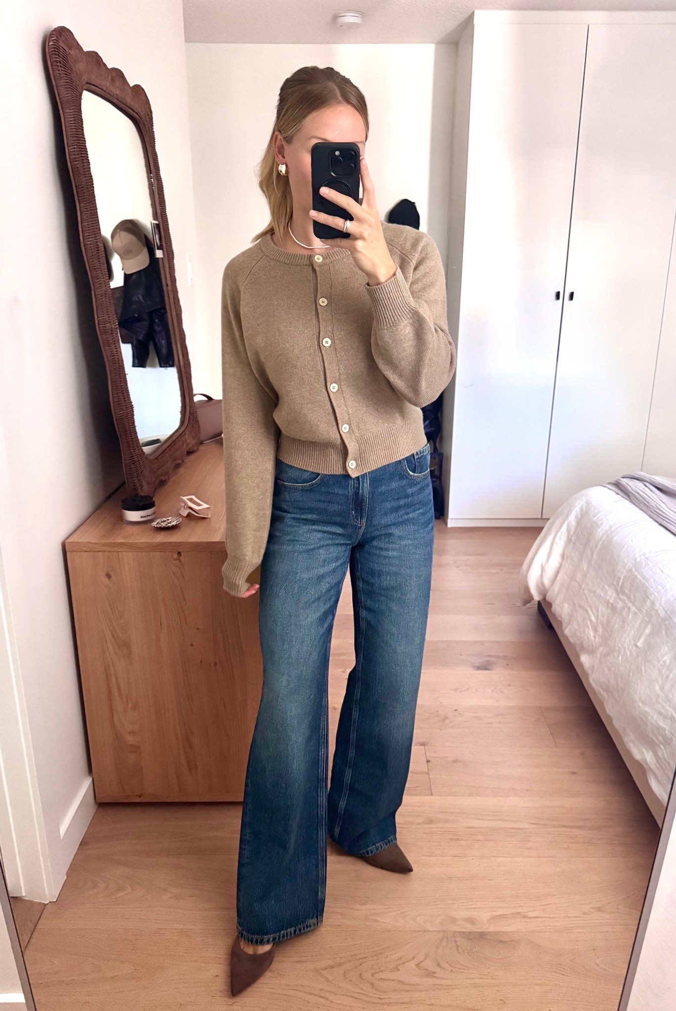 Cute and casual Thanksgiving or fall outfit idea 💡 

Cashmere cardigan, wide leg jeans, suede kitten heels 