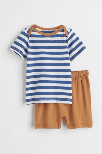Set with T-shirt and shorts in soft, organic cotton jersey. T-shirt with overlapping sections at ... | H&M (US + CA)