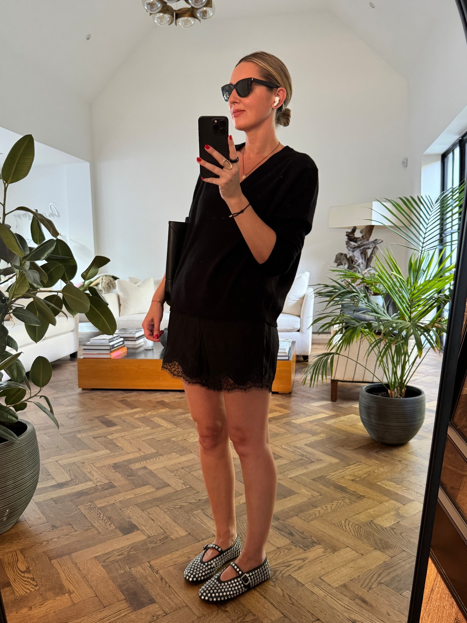 Lace Shorts + V Neck Jumper 🖤

Summer | styleinspo | date night | city | flats | Jenni Kayne


#LTKsummer #LTKuk #LTKdatenight