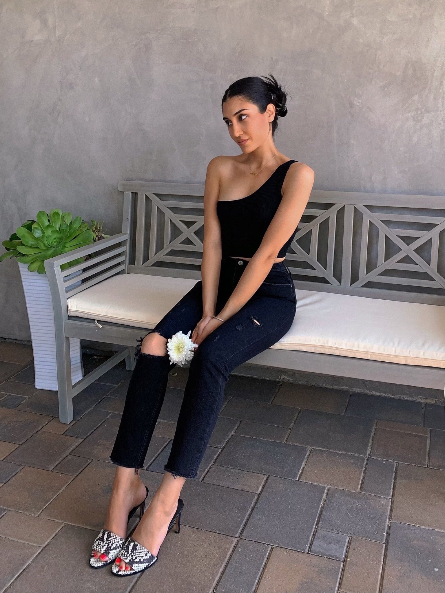 Abercrombie jeans are my absolute fave, and these cropped ones are no exception 🖤 wearing a size 25 here as they tend to stretch with wear! 

#LTKU #LTKunder50 #LTKFind