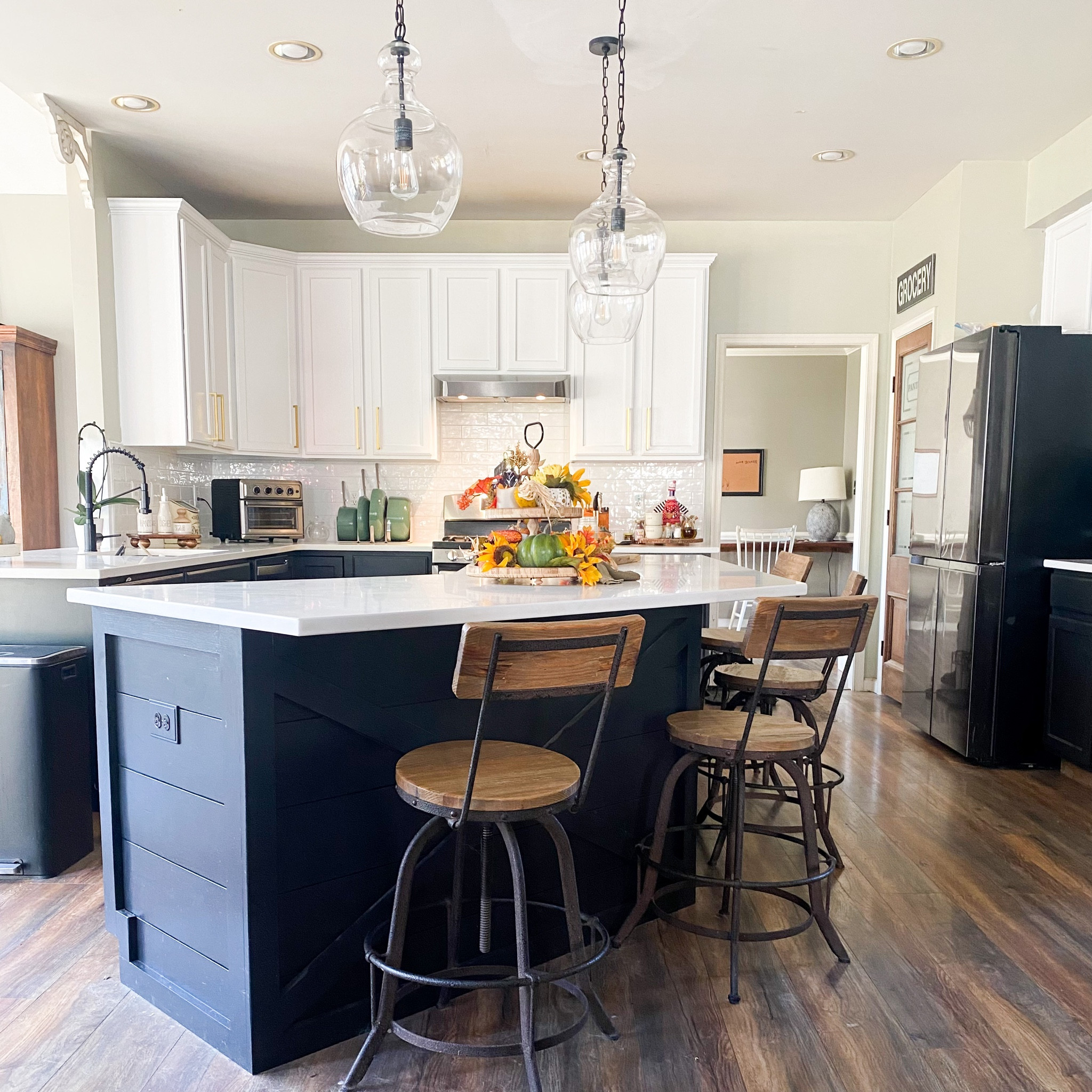 Shop this pic!

Kitchen, farmhouse, barstools, pendant lights

#LTKhome #LTKstyletip #LTKfamily