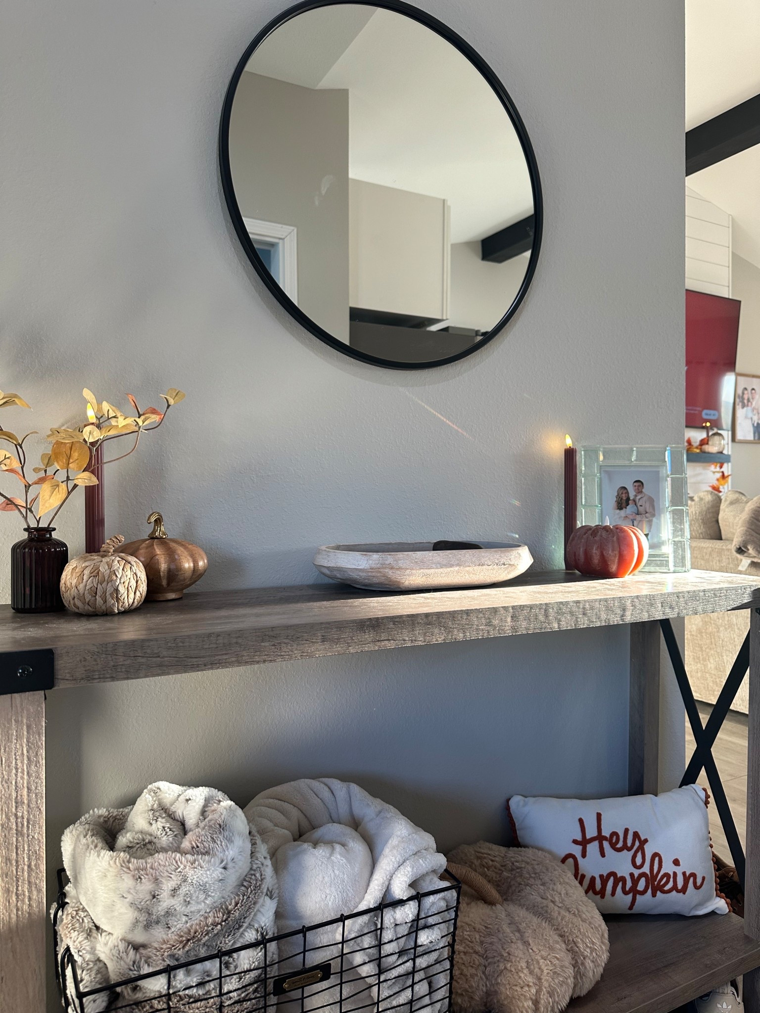 Entry way fall table #falldecor #pumpkindecor 