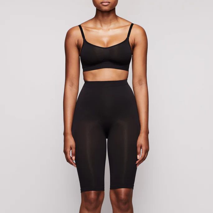 SCULPTING SHORT ABOVE THE KNEE | ONYX | SKIMS (US)
