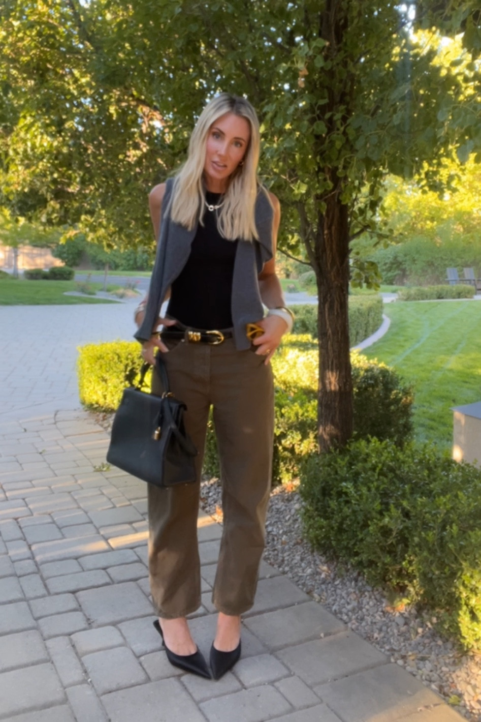 Obsessed with these tapered olive pants! 

#LTKStyleTip