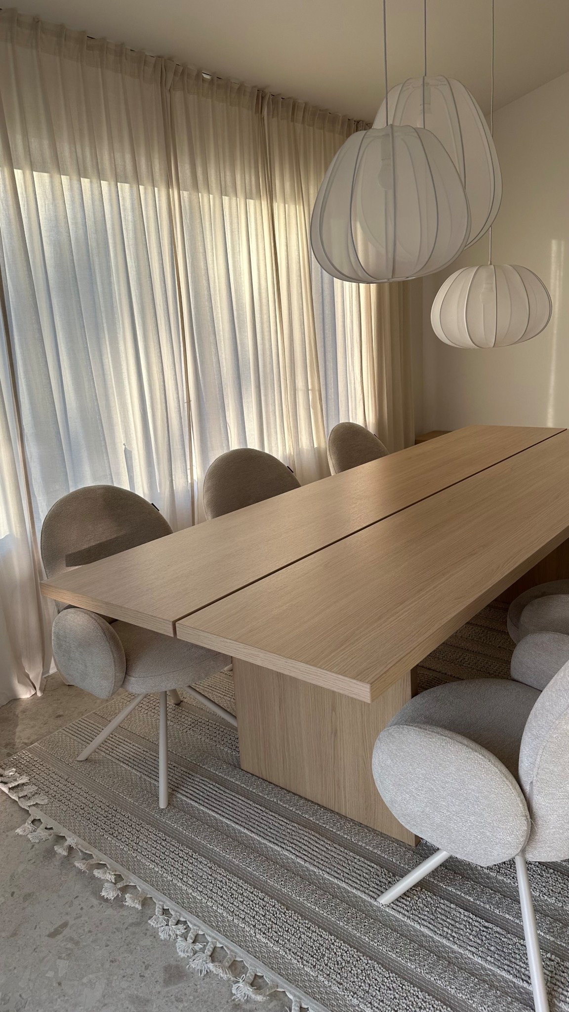 Unser Tisch ist vom Schreiner angefertigt, ich habe euch jedoch ähnliche herausgesucht 🫶🏼