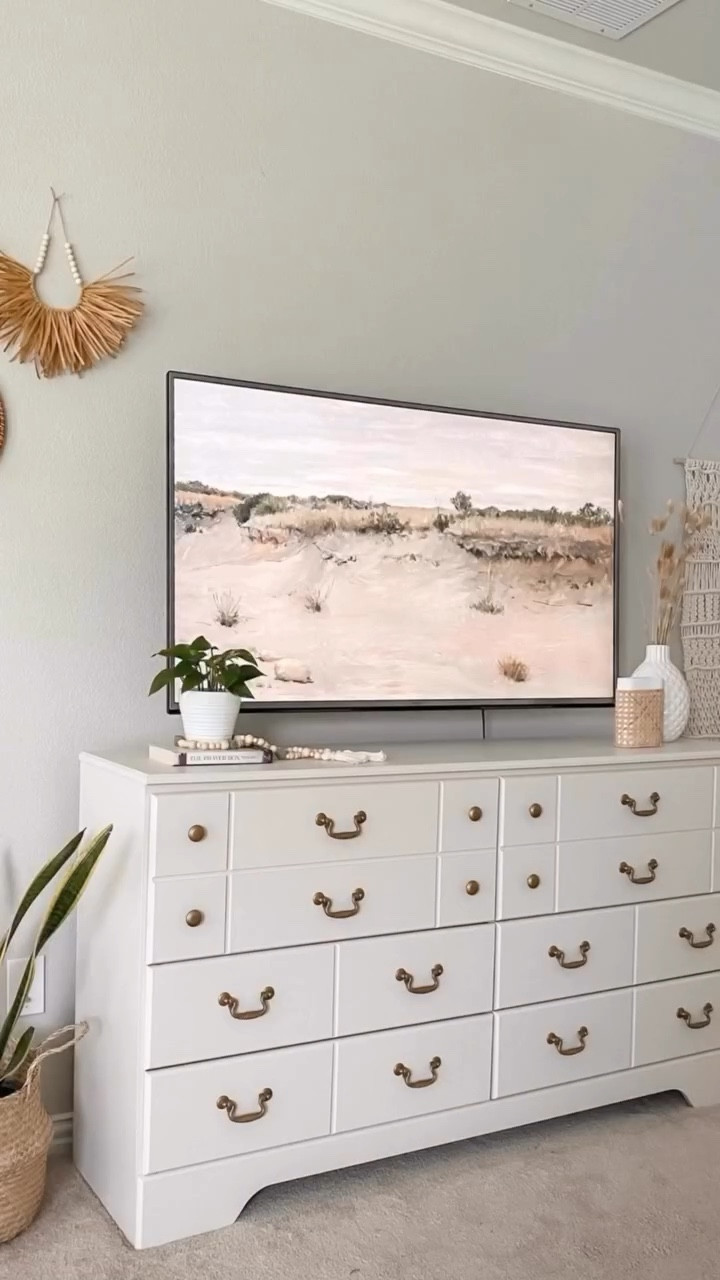 DIY dresser makeover ✨ Día 2 de 15 de fáciles proyectos para tu casa. Si tienes un gavetero viejito, con tan solo un poco de pintura se puede transformar y darle una segunda oportunidad, aquí utilicé el color creamy mushroom de la marca @behrpaint y para las manecillas las pinté con spray en color champagne bronze de @rustoleum Ambos los puedes encontrar en Home depot o Lowes. ✨Qué mueble tienes en tu casa que necesita una mano de pintura? 

#dressermakeover #furnitureflip #diyhomedecor #diyprojects #diyhomeprojects