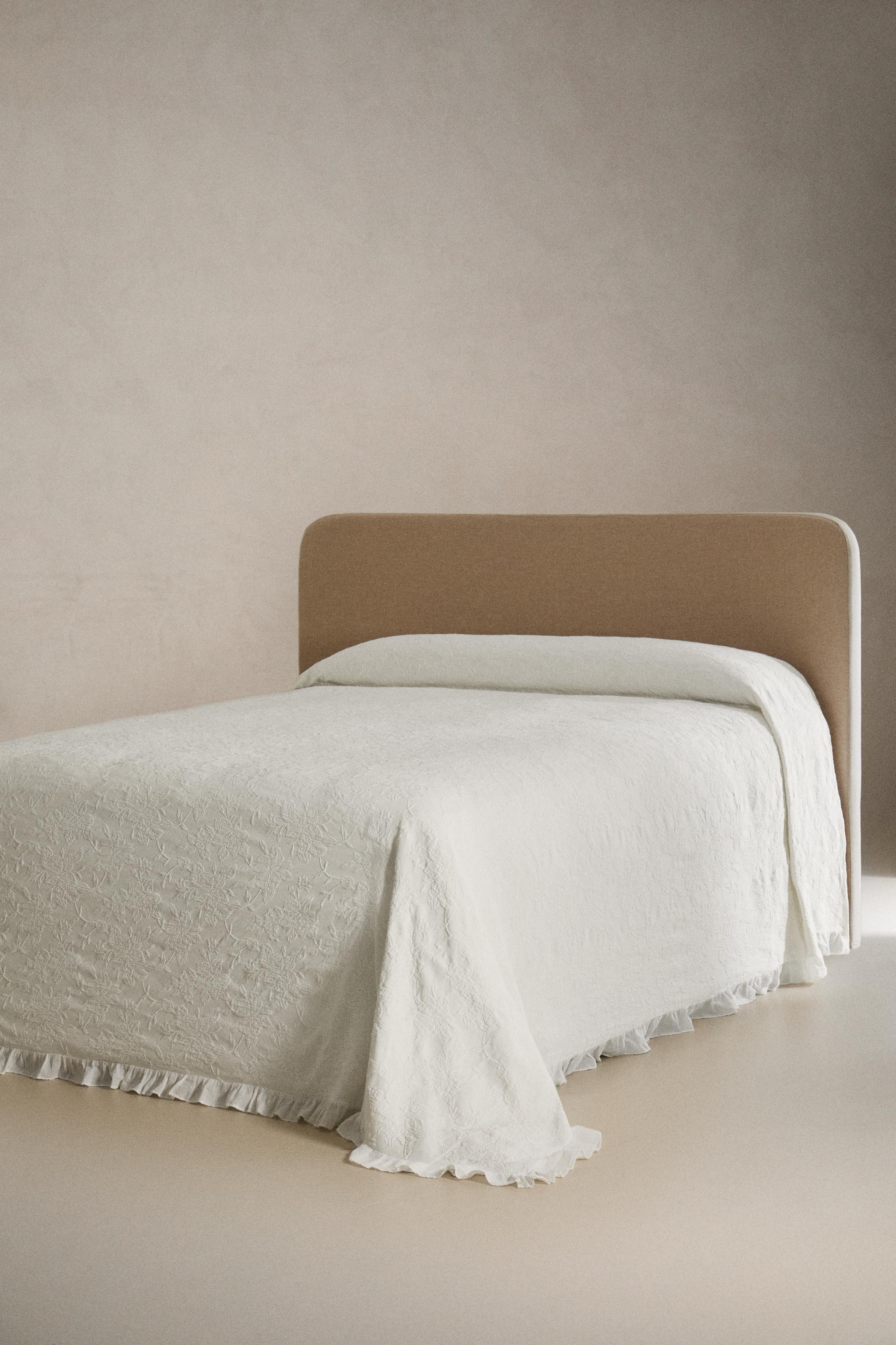Cotton jacquard bedspread with a rose design and ruffles on the edges. | Zara UK