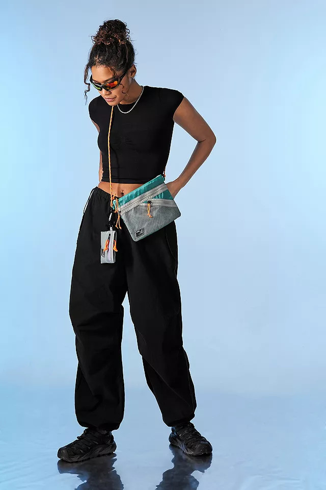 iets frans... Black Baggy Tech Pants | Urban Outfitters (EU)