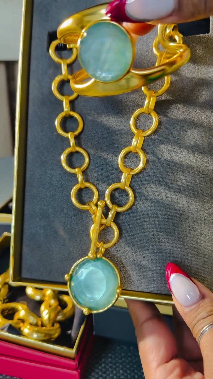 Hey boo! I was gifted some amazing @julievos pieces and I can wait to wear them! I’ve always loved Julie Vos and have a few pieces already in my collection! 

Julie Vos’s pieces are handcrafted, gold-plated pieces inspired by art, architecture, and nature! Quality is so good and the pieces feel substantial! What y’all think? Let ya girl know!
•
•
Julie Vos, Julie Vos partner, ad, gold jewelry, style over forty, jewelry style