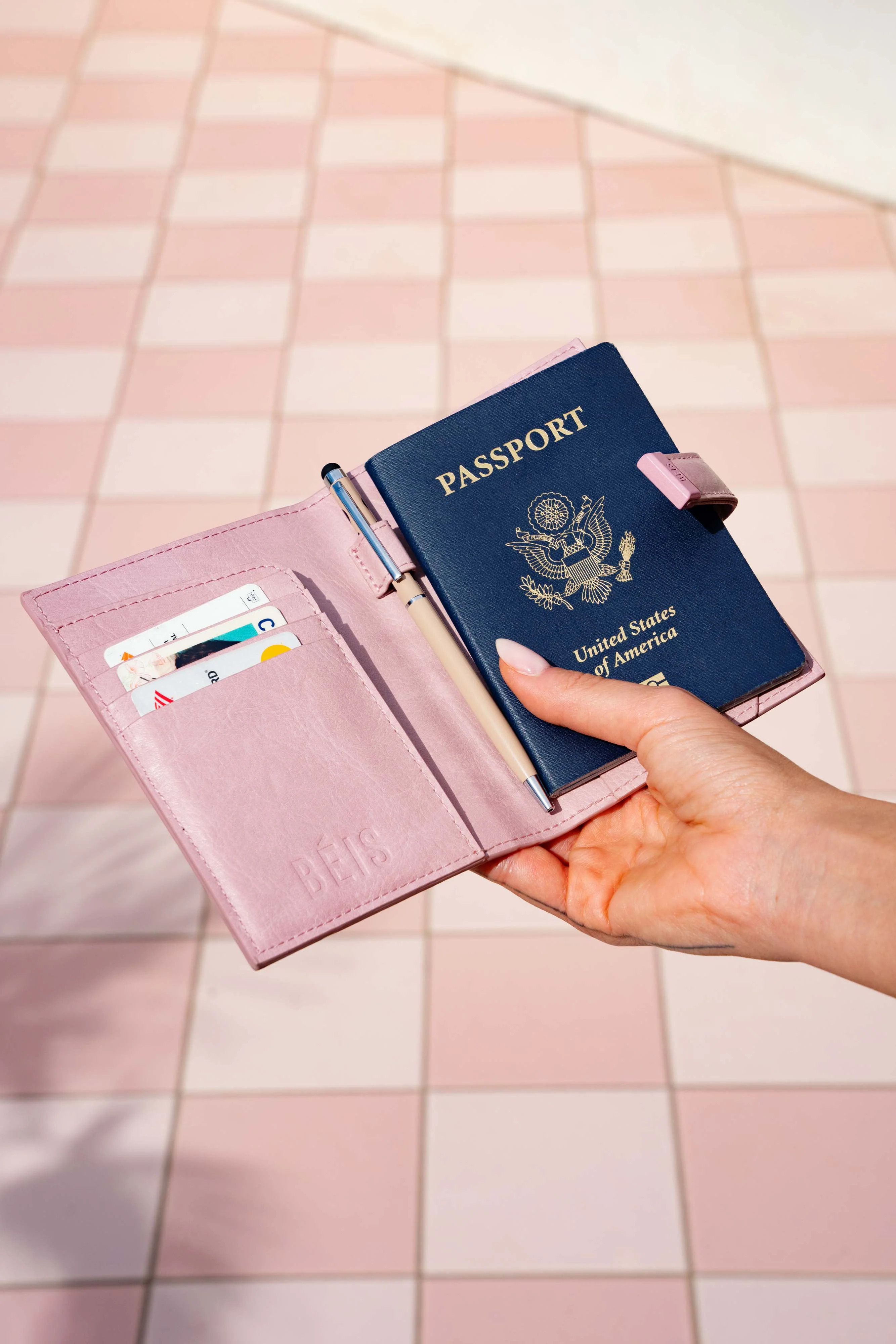 BÉIS 'The Passport & Luggage Tag Set' in Pink - Luggage Tag & Passport Holder Set in Pink | BÉIS Travel