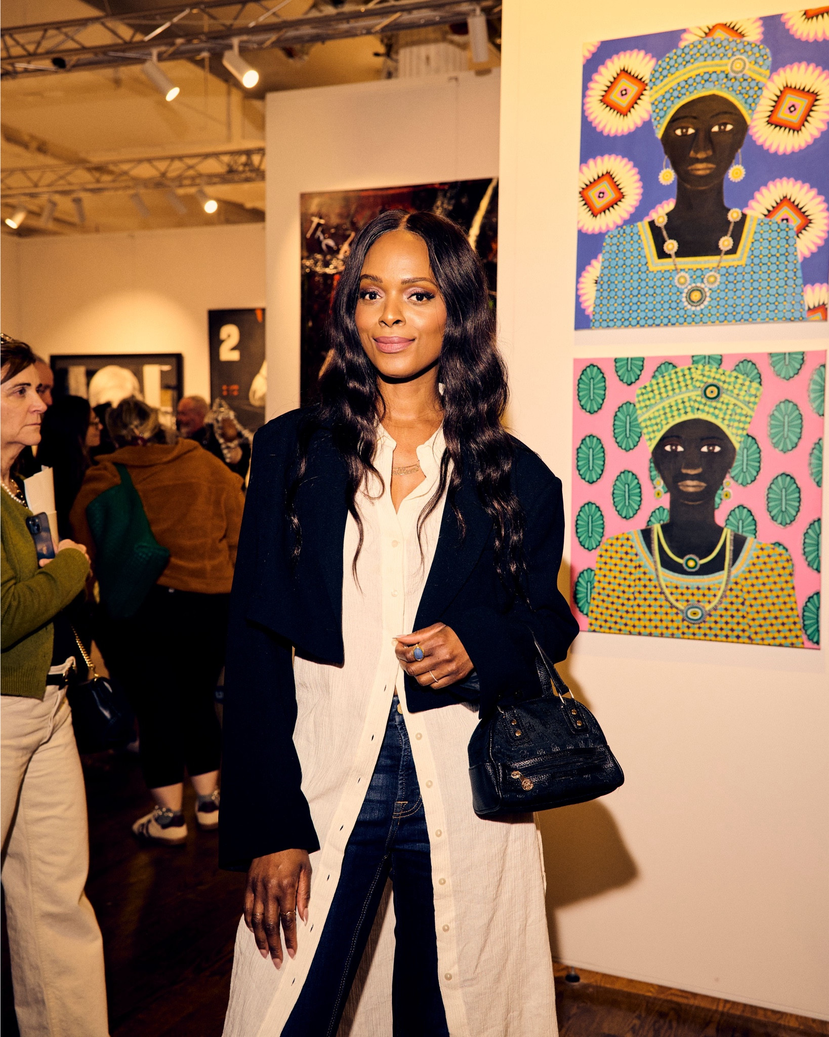 Another post featuring this shirt dress as a top to add a lil’ drama to this look through proportions. See previous post for another styling option! 😘
 
Wearing: 
✨ Black Cropped Blazer by Storets
✨ White Shirtdress by Carve Designs 
✨ Dark Blue Wide Leg Jeans
✨ Black & White Booties by Alohas 
✨ Black Mini Bag by Dooney & Burke 

📍 Art Show in New York

 #LTKdayinmylife #LTKgrwm #LTKootd