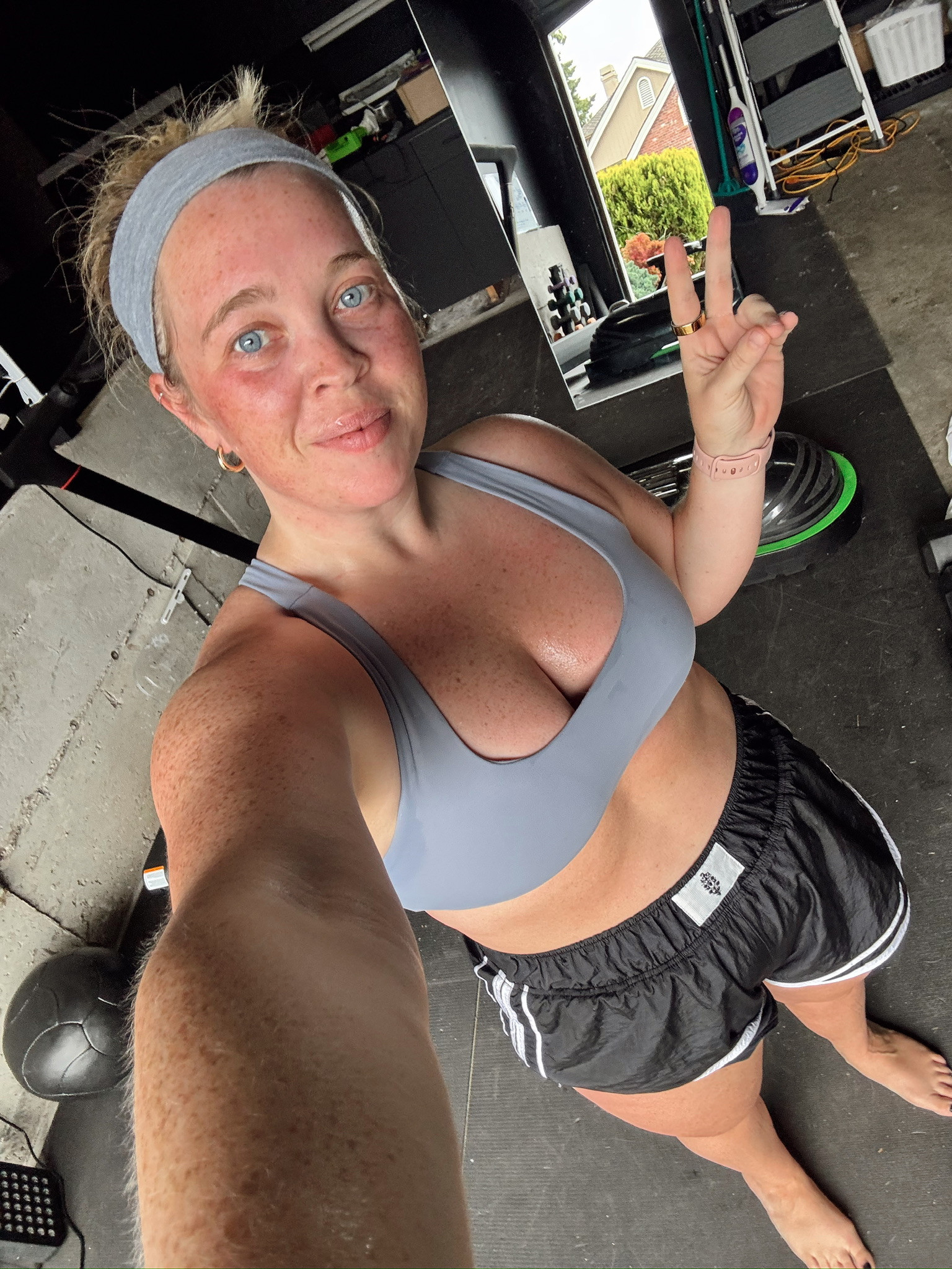 Midsize Gym Outfit 

Wearing an XL top and Large bottoms

Size 12 | Large | 5'4" 

 #LTKActive #LTKMidsize #LTKFindsUnder50