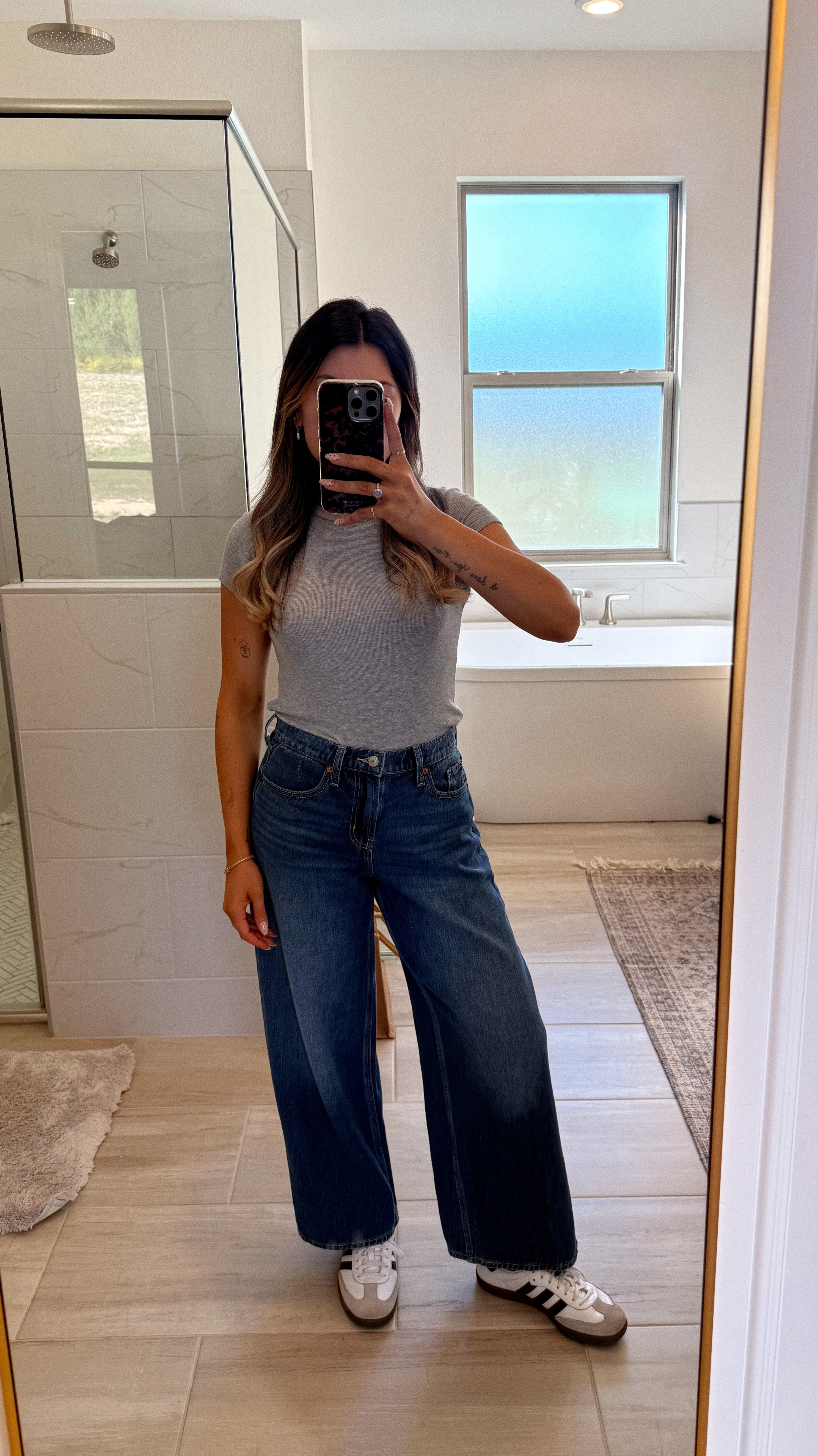 mom on the go outfit!
#momootd #casualstyle #oldnavyjeans #effortlessoutfit #simpleootd 

 #LTKPetite #LTKFindsUnder50 #LTKStyleTip