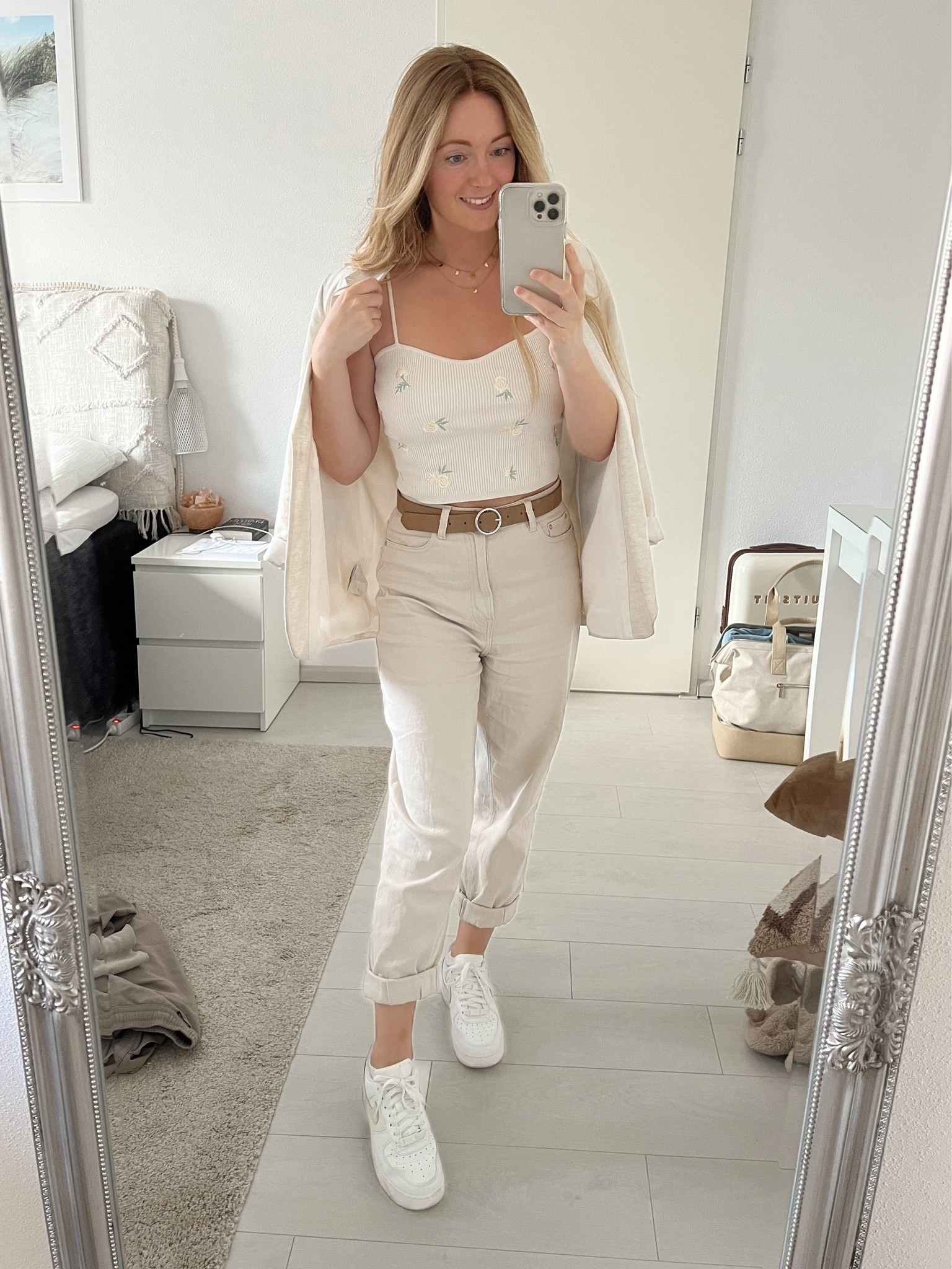 Op naar het LTK event in Amsterdam! ✨

#LTKnederland

Beige linnen blazer, gebreide crop top met bloemenprint, beige mom jeans, bruine riem, wit met beige nike air force, casual, nederland, nederlands, h&m, hm

#LTKeurope #LTKworkwear #LTKstyletip