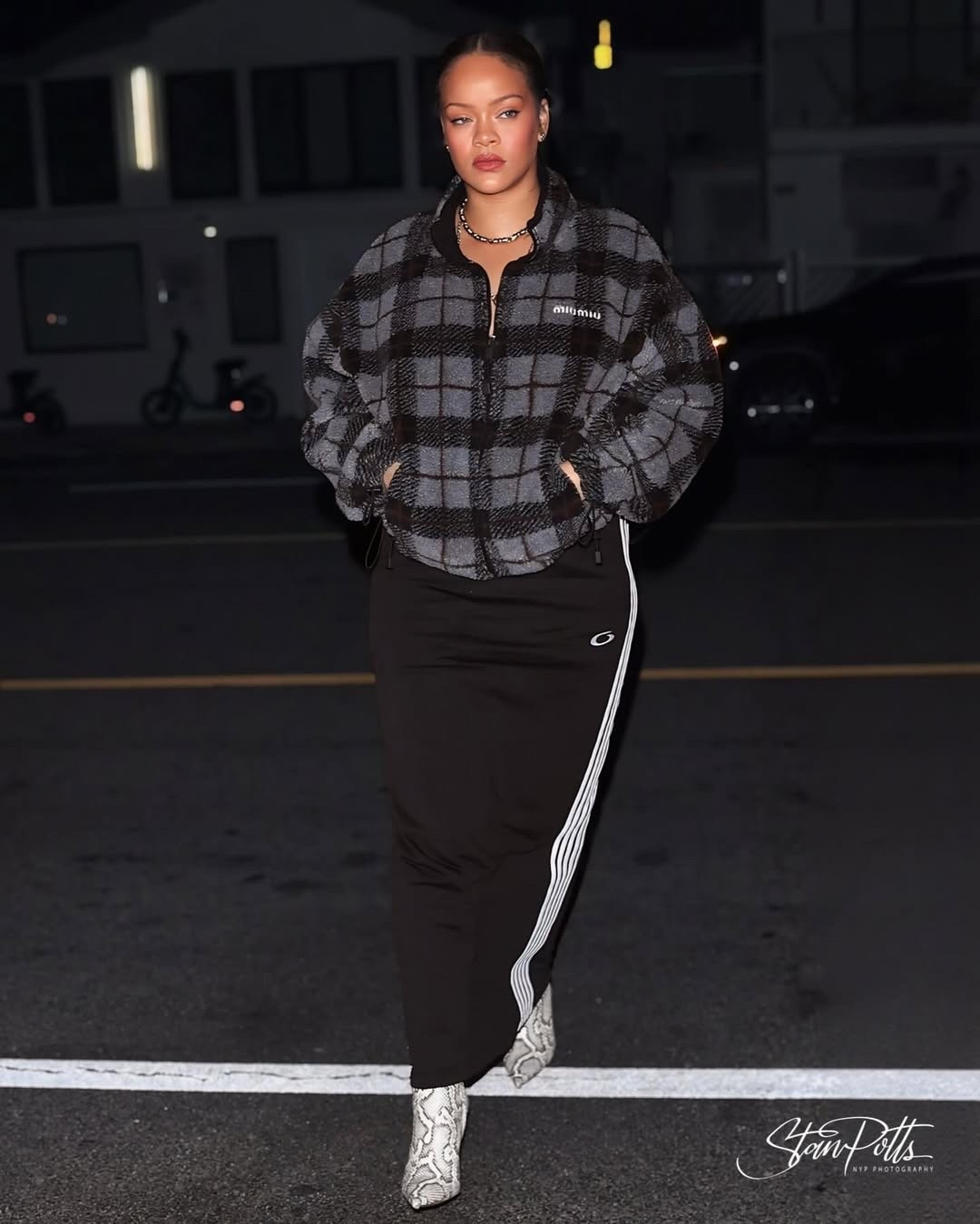 @badgalriri was spotted arriving at Giorgio Baldi in Santa Monica wearing a $2,150 @miumiu checked teddy zip-up jacket, styled with a $1,877 @balenciaga Loop Sports Icon long skirt and $1,820 @aminamuaddi Barbara snake-embossed stiletto boots. Hot! Or Hmm..?

📸: @shotbynyp
#RihannaFBD #rihanna #rihannastyle #fashionbombdaily #fbdaily #BombStyle