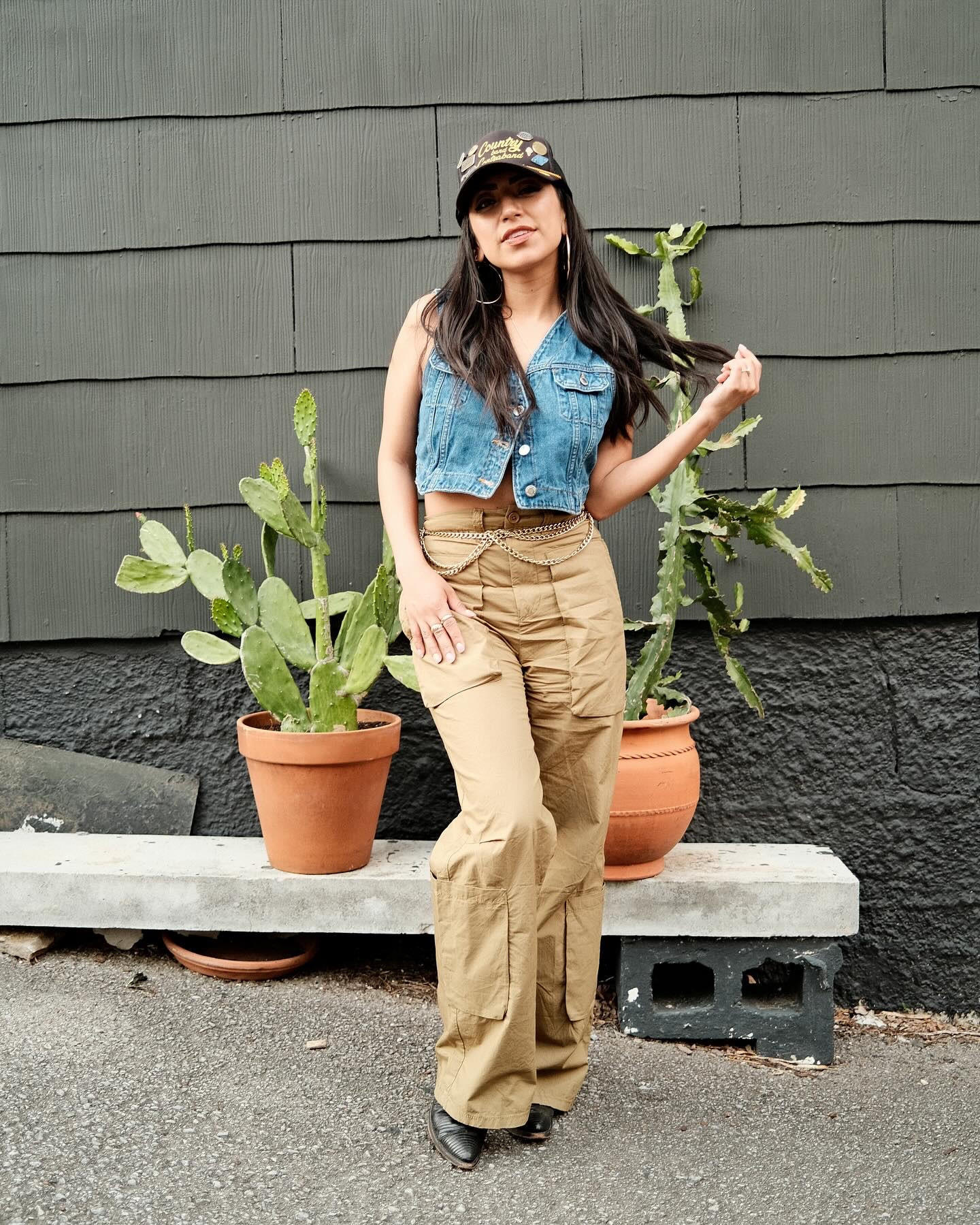 country band contraband ✌🏽 also these pants make me look tall ✨🤭

#singersongwriters #newcountrymusic #countrybandcontraband #independentartists #latinacreator #nashvilleinfluencer