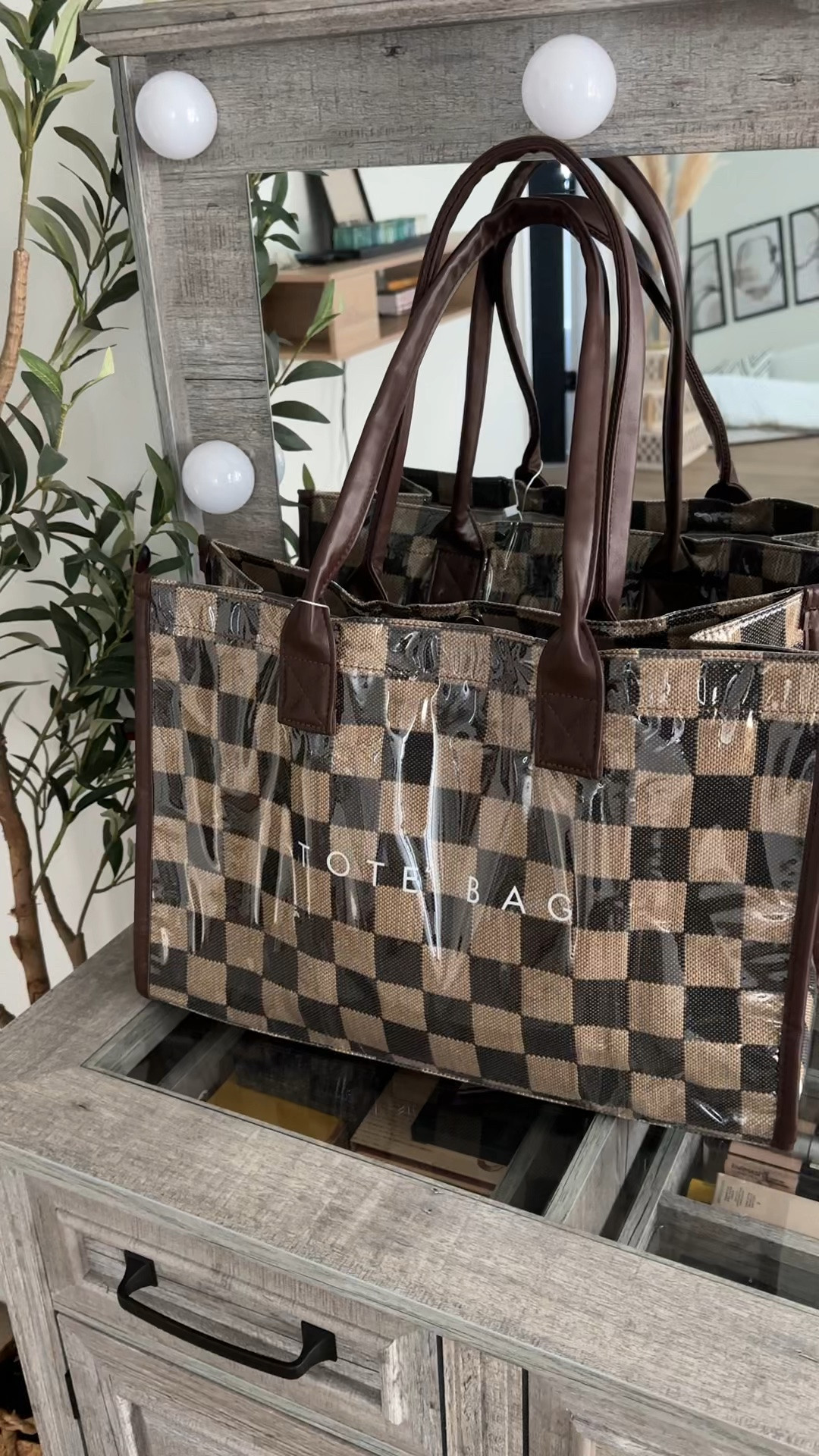 The most perfect tote bag. Looks luxurious, almost like like a Louis Vuitton  for less 🤎