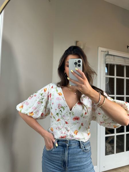 Floral blouse! Extremely light weight, with gorgeous puff sleeves. Functional buttons lining down the front, wearing a small, size down!! Wish I had an XS


#LTKSeasonal #LTKtravel #LTKfindsunder50