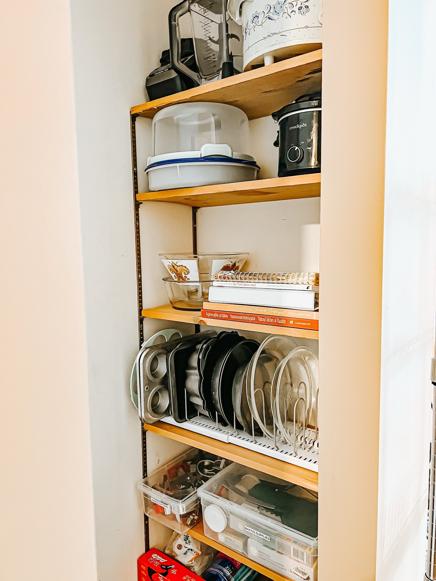 Want to see something cool? Swipe to see what this space looked like before 👉🏼

This is PROOF of what downsizing and eliminating items you no longer use or want can do! Our client this did incredible with donating items in her home. Here was just one of the spaces we did!

#organizedbyjm #downsizing #declutter #simplify #homeorganizing