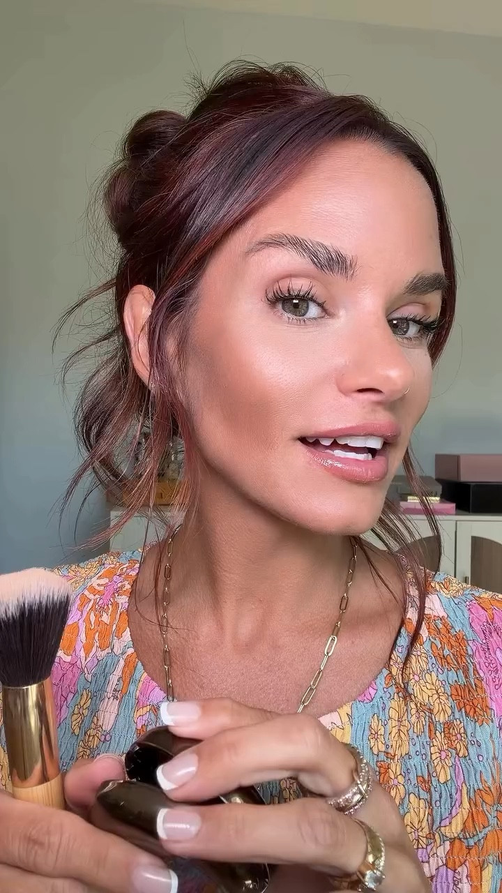 Tarte just dropped this and I haven’t stopped using it since. 🤎The application alone?? So easy. It just melts into the skin.

The Macaron Sculpt & Bronze Duo blends so smoothly and gives that sculpted, bronzed look without looking harsh.

Comment “BRONZE” and I’ll DM you the shop link. 💌

#taylorbecker #taybeckerbeauty #charlestonsc #tartecosmetics #creambronzer