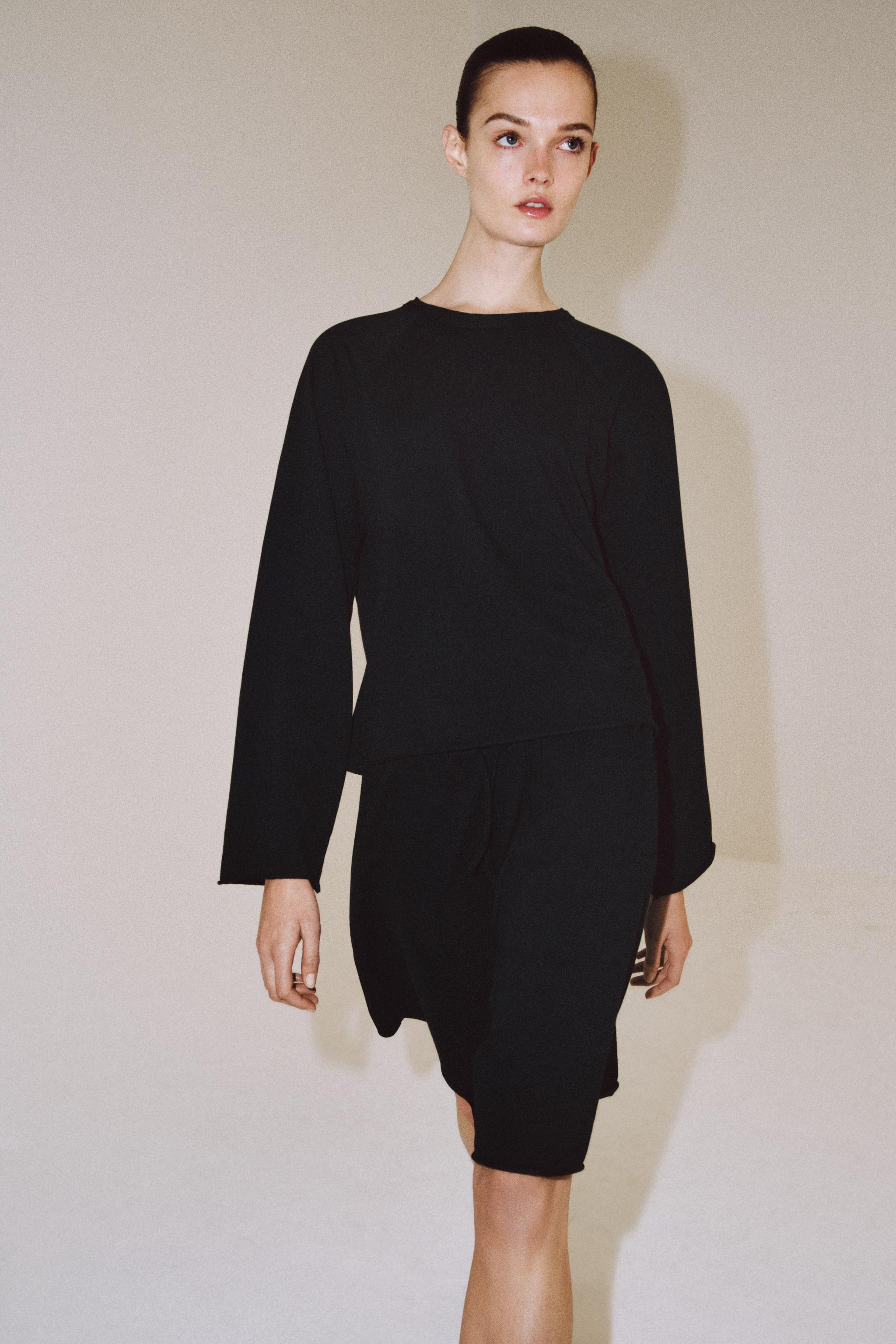 Model height: 180 cmREGULAR FIT - ROUND NECK - REGULAR LENGTH - LONG SLEEVET-shirt featuring a ma... | Zara UK