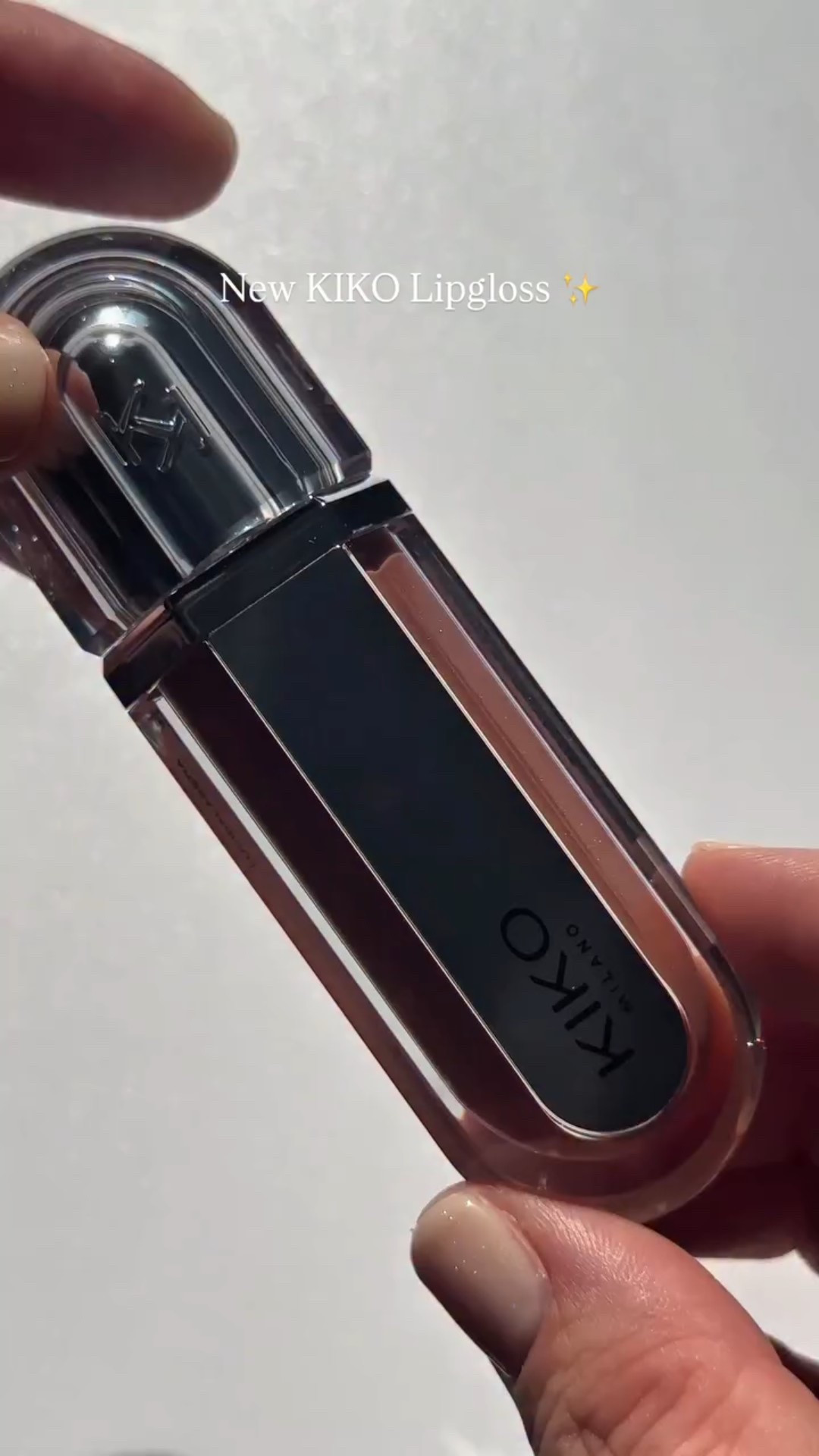 How gorgeous is this new KIKO Milano lipgloss? She even has her own mirror 🪞 
KIKO 3D Hydra Gloss Extreme is a must have for plump lips. Shes spicy 🌶️ 

Shade - 02 Lips Don’t Lie 

[gifted without obligation]
#kikomilano #kikotrendsetters #kiko3dhydraextreme #plumpinglipgloss #lipglossswatches #closeupmakeup #virallipgloss #viralmakeup #nudelipgloss #makeupmusthaves #ukmakeup #newmakeup @little_bird_pr