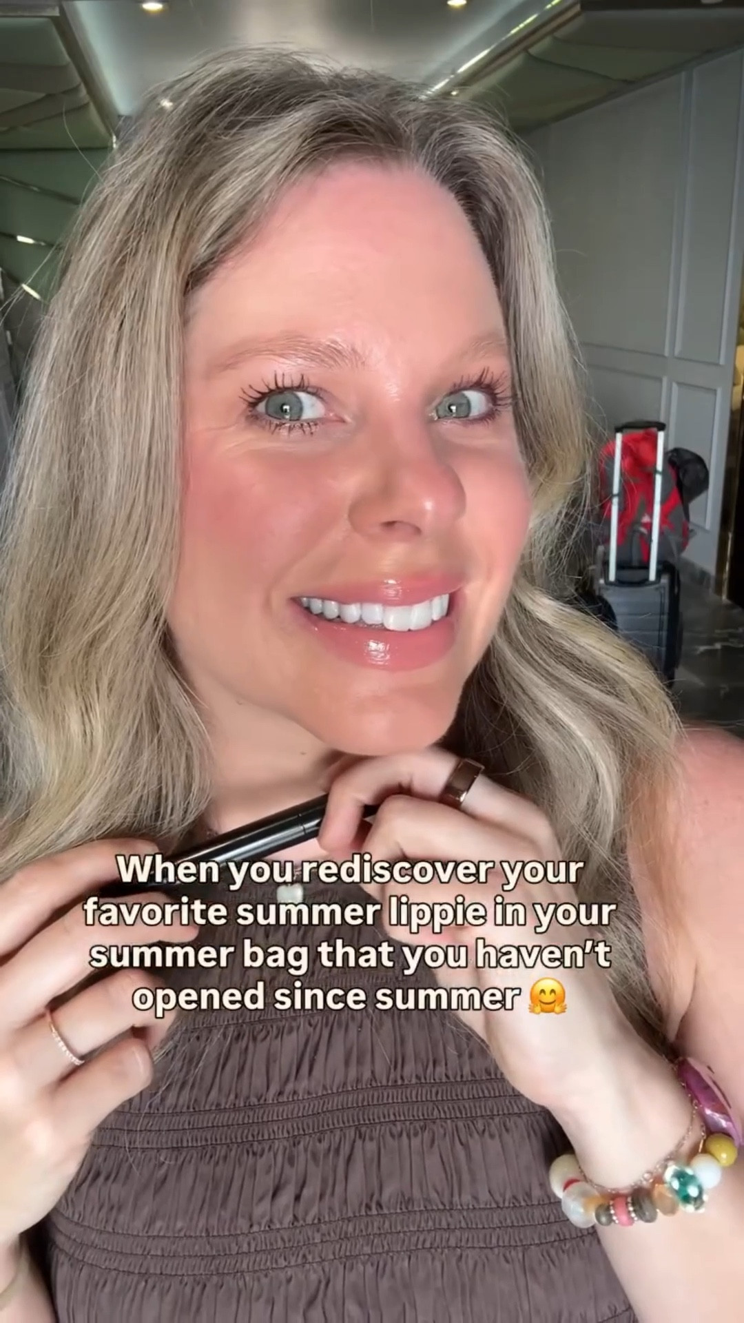 I dug out this bag for my Puerto Rico trip and found a summer lippie favorite that I haven't used since then 😅 - the tinted lip balm by @colleenrothschild in Via dell'Amore. It's the perfect pinky coral shade and feels amazing on the lips. Have you tried this one? #tintedlipbalm