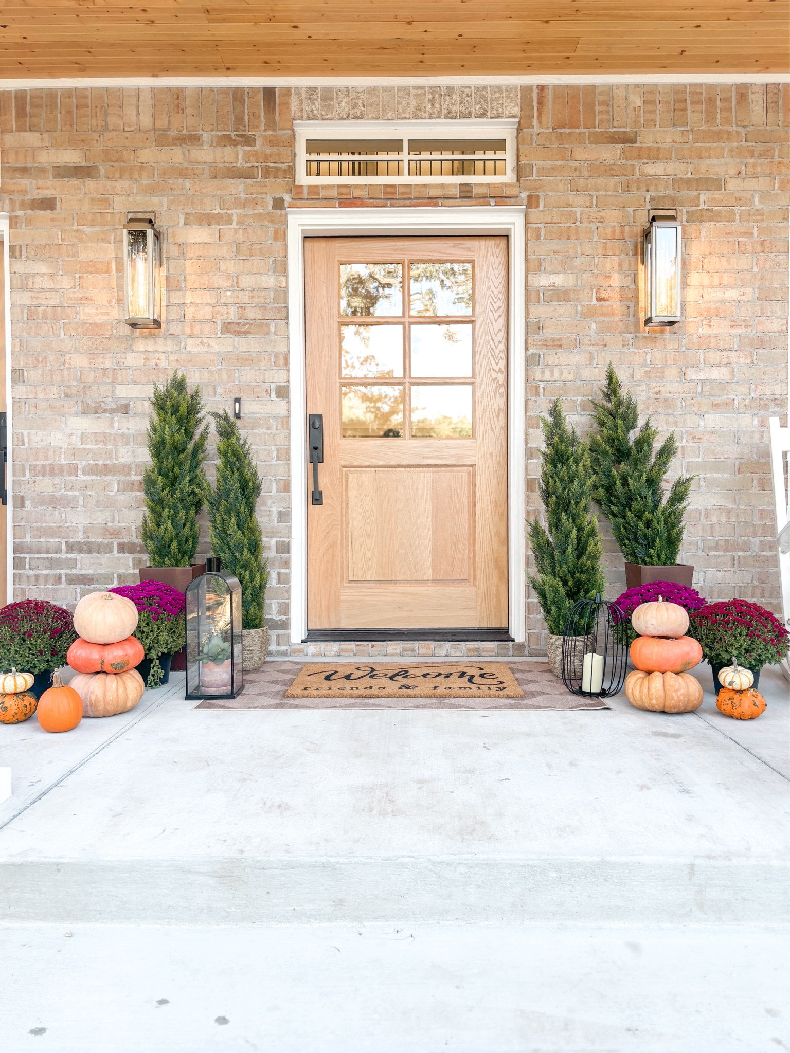 Million Dollar Parade Home Porch Staging 

I staged this stunning million dollar English manor parade home for the Oklahoma City parade of homes starting this weekend. We utilized classic traditional pieces anchored with faux cedar trees, and a checkered front porch rug. Lanterns, pumpkins, moms, and rocking chairs completed the look.


#LTKHome #LTKSeasonal #LTKFallSale