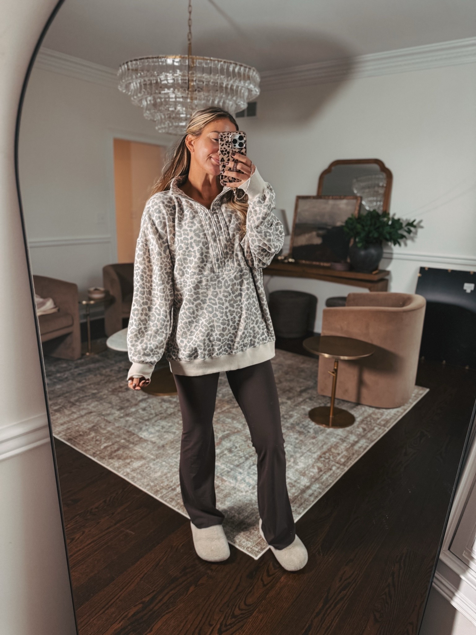 This cute Aerie pullover is on sale today! Fit is true to size. Goes perfectly with my favorite seamless flare leggings and cozy Ugg slippers for a rainy Fall day! 🍂🤎
