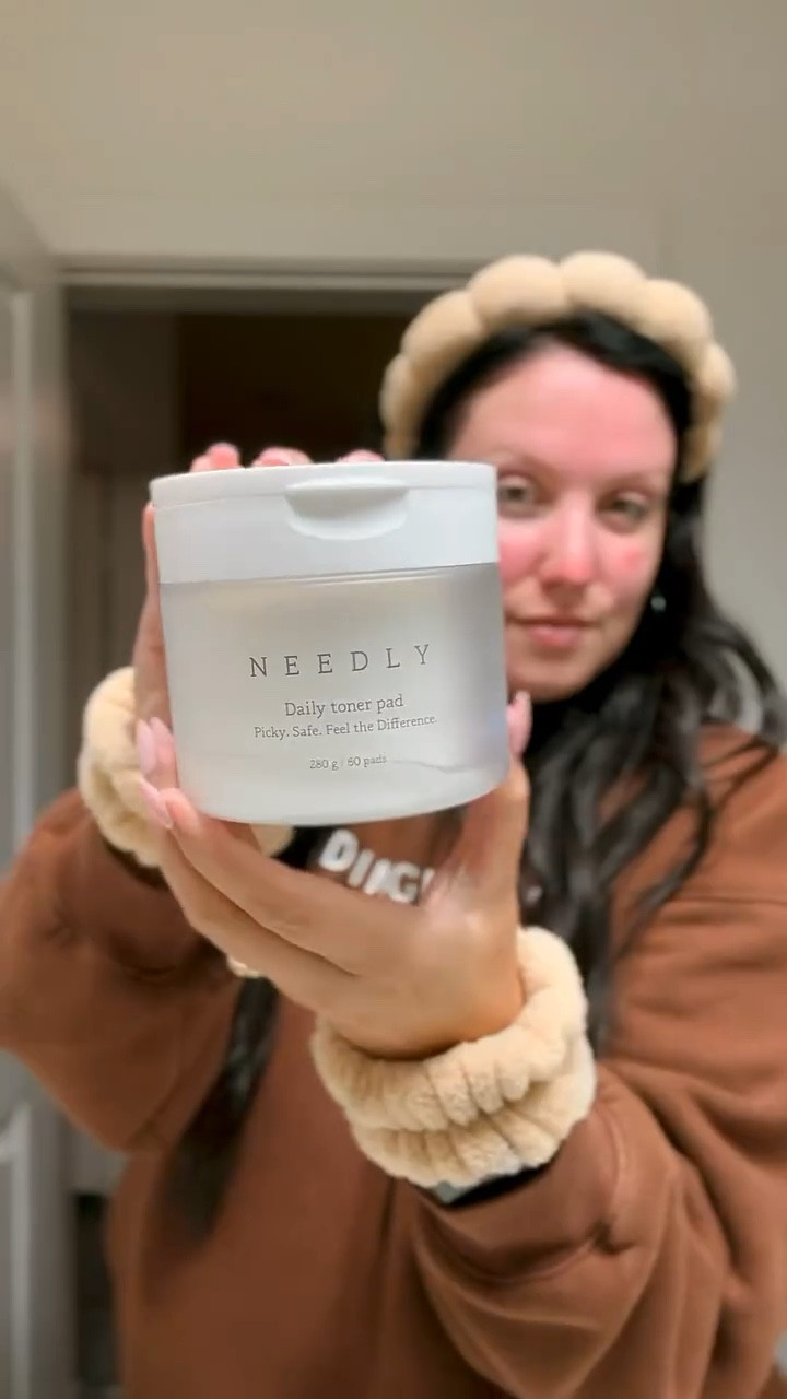 Even with a double cleanse, my toner pads make sure to get everything 🫧 ☁️ These oversized pads are drenched in goodness! Packed with BHA & PHA for gentle exfoliation and soothing Centella + Tea Tree, they’re a dreamy mix of hydration and pore love. So gentle, so effective, and so fun!

#LTKFindsUnder50 #LTKVideo #LTKBeauty