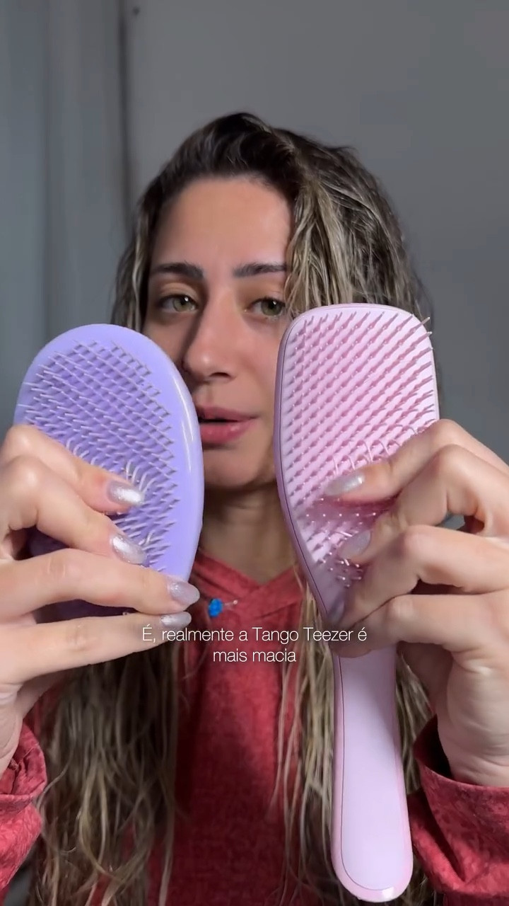 Pontos importantes: 1. A @tangleteezerbr é sim superior e vale o preço! Mas a @marcobonioficial também é ótima! 
2.  No vídeo eu comparo as cerdas e não o modelo porque são esses que tenho aqui 🙏🏻
3. Tem link desses produtos na minha bio: MINHAS INDICAÇÕES ✨
.
.
.
#cabelo #escova #escovadecabelo #tangleteezer #cabelosaudavel