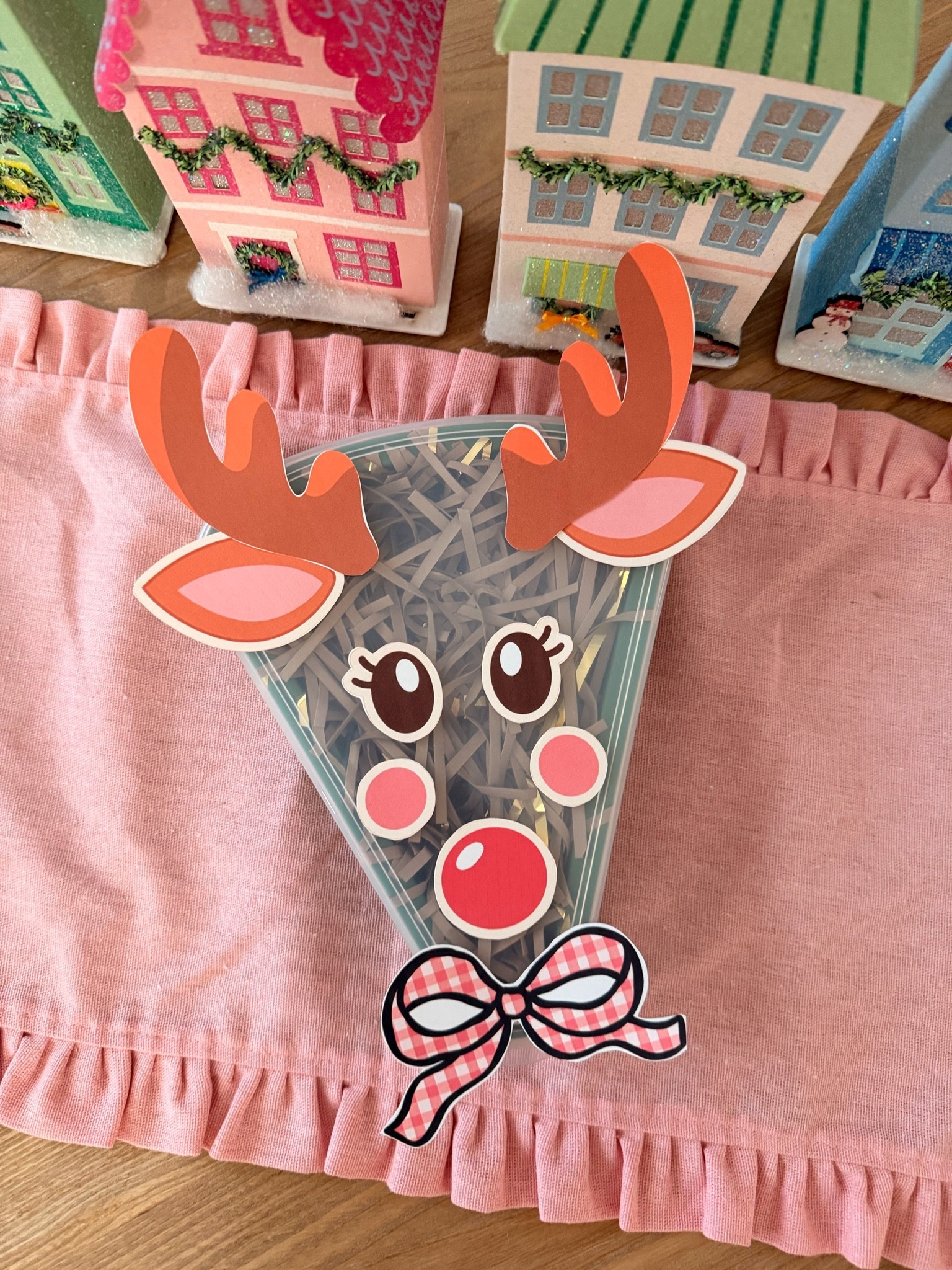 Super fun way to use those pizza slice containers for gifts this holiday season! Turned mine into a reindeer and you can find those prints at whimsicallly wonderful on IG. Some great @Target goodies I filled inside here.