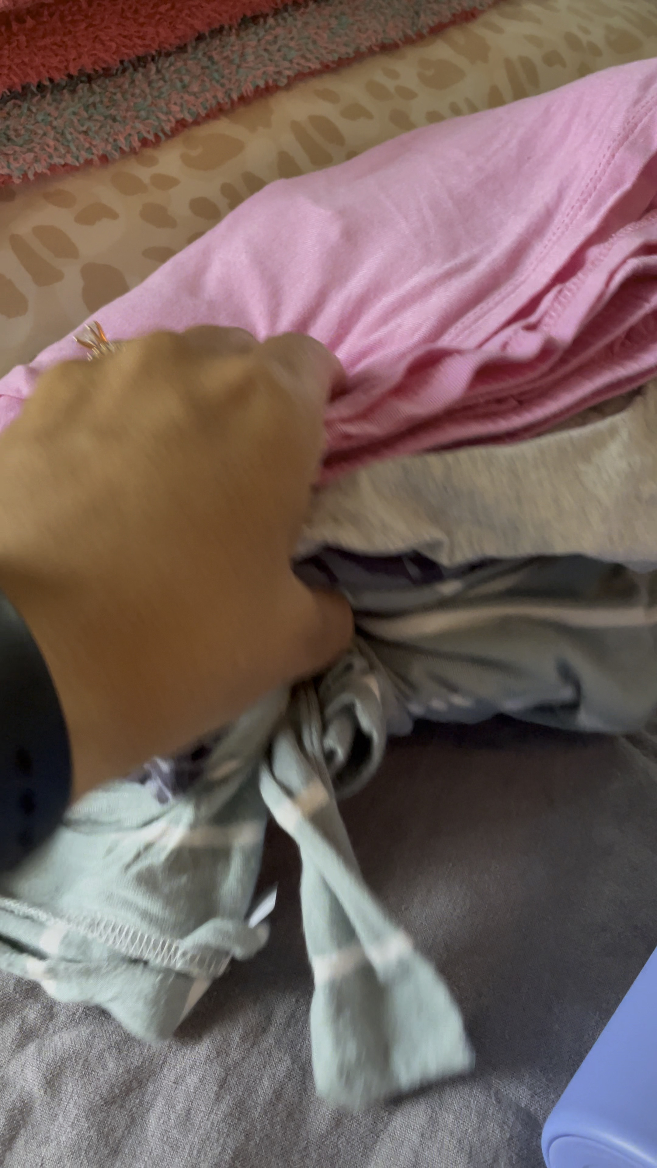 What’s in my hospital bag: comfy lounge were. All loose, stretchy and perfect for going over that C-section bandage. Follow for more! 

Hospital bag // pregnancy /: baby // what’s in my hospital bag /: newborn // expecting 