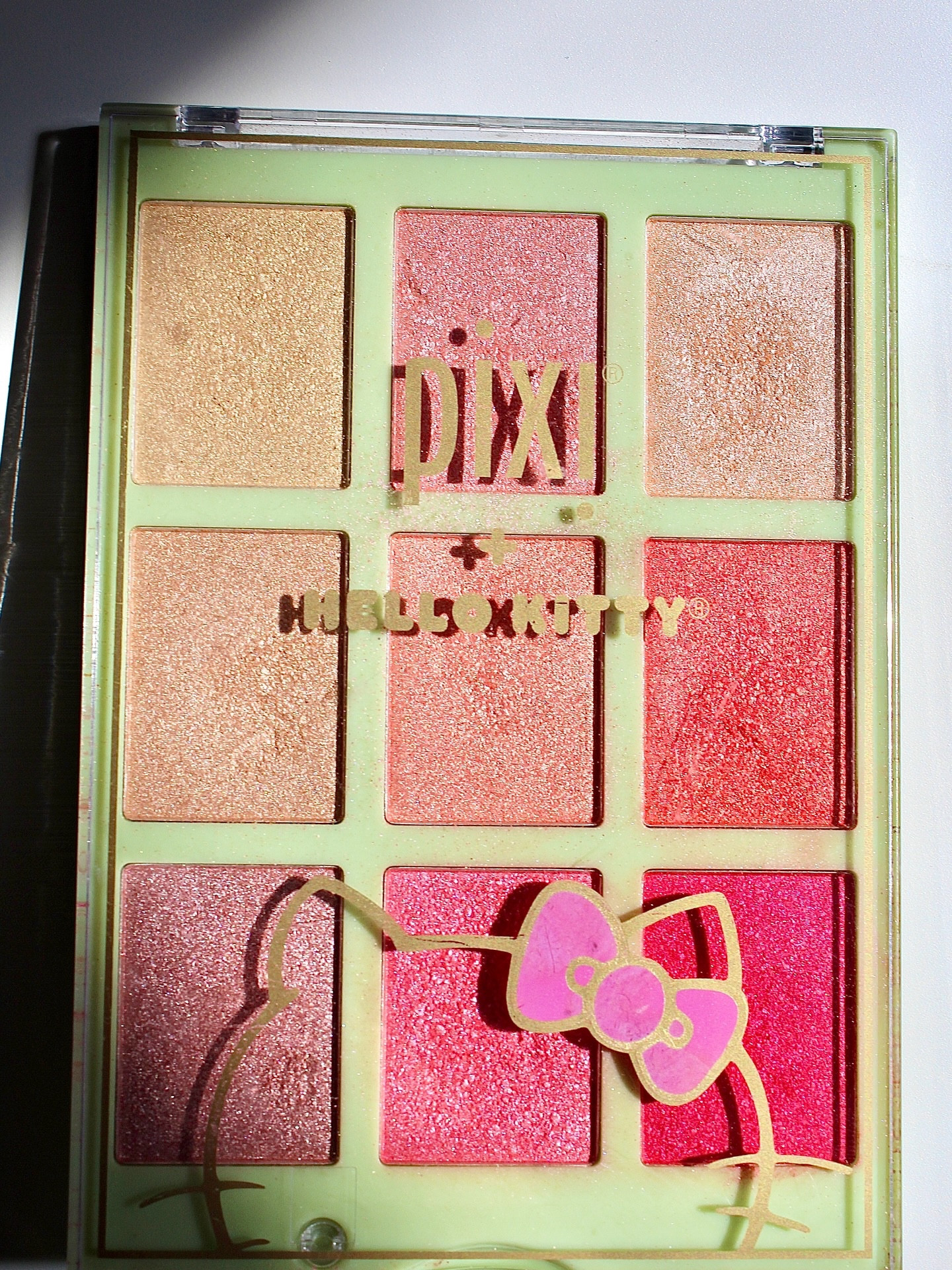 Obsessed with this adorable PIXI + Hello Kitty Chrome Glow Palette! 🎀 

That lime green packaging collides very well with the shimmers in this Palette!

This multi-use face Palette is one of my go-to products. It's got 9 flattering shades, adds radiance, soft creamy smooth texture, buildable formula, lightweight application.

You can either use a brush for a looser pigmented look, or I like to use my fingers to build a tighter texture! This Palette is the definition of true glow 🌟 

For only $30CAD ? #yesplease 

@pixibeauty 

#pixibypetra #pixibeauty #pixiglow #pixixhellokitty #hellokitty #shimmer #makeup #facepalette #eyeshadowpallete #mua #glitter #glowing #explorepage #ugc #contentcreator #beauty #beautyinfluencer #pinks #gold #shoppersbeauty #pixicosmetics #makeuptutorial #paletteknifepainting #swatchoftheday #chrome #pixihellokitty