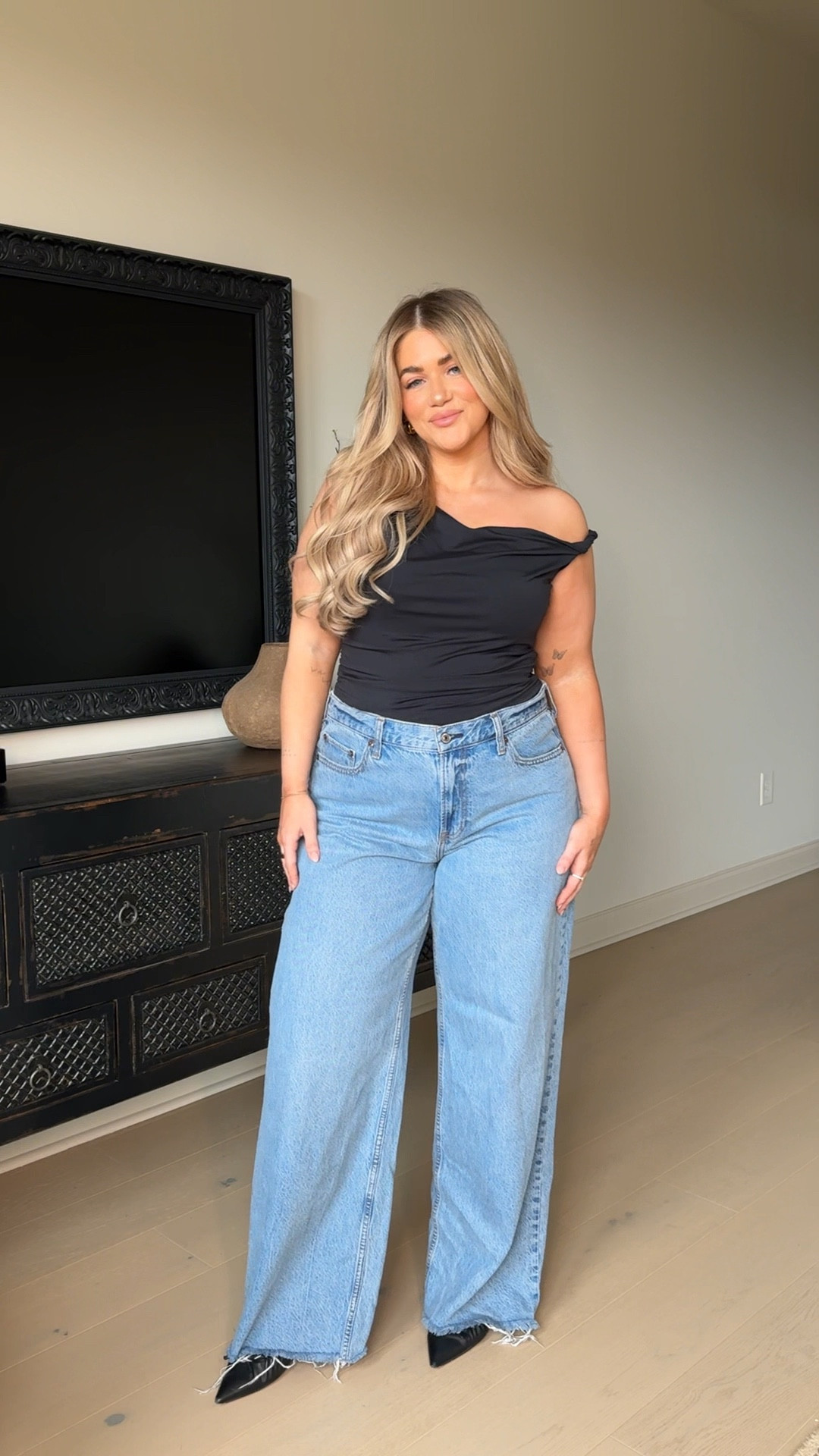 JEAN RUN DOWN LETS GO!!! 👖 

30% off all denim + a stackable 15% off with code: AFKELSEYB 

I’m 5’3 but I prefer my jeans to puddle so that’s why I get them in a size long. 

JEANS
Style 1
Curve love low rise ultra loose — size 31 long in color: dark with front zipper 

Style 2
Curve love low rise ultra loose — size 31 long in color: marble 

Style 3 
Curve love low rise ultra loose — size 31 long in color: medium raw hem 

Style 4
Curve love mid rise barrel jeans — size 31 regular in color: medium

Style 5 
Curve love high rise 90s relaxed — size 32 long in color: medium

Style 6 
Curve love baggy low rise — size 32 long in color: black 

Style 7
Curve love 90s straight mid rise — size 32 long in color: medium

Style 8 
Curve love high rise wide leg jeans — size 32 (looser) long in color: dark process 

Style 9 
Curve love high rise wide leg jeans — size 31 long in color: white 

TOPS
Black tops — size large 
Steelers sweatshirt — size XXL
Sweats — size large 