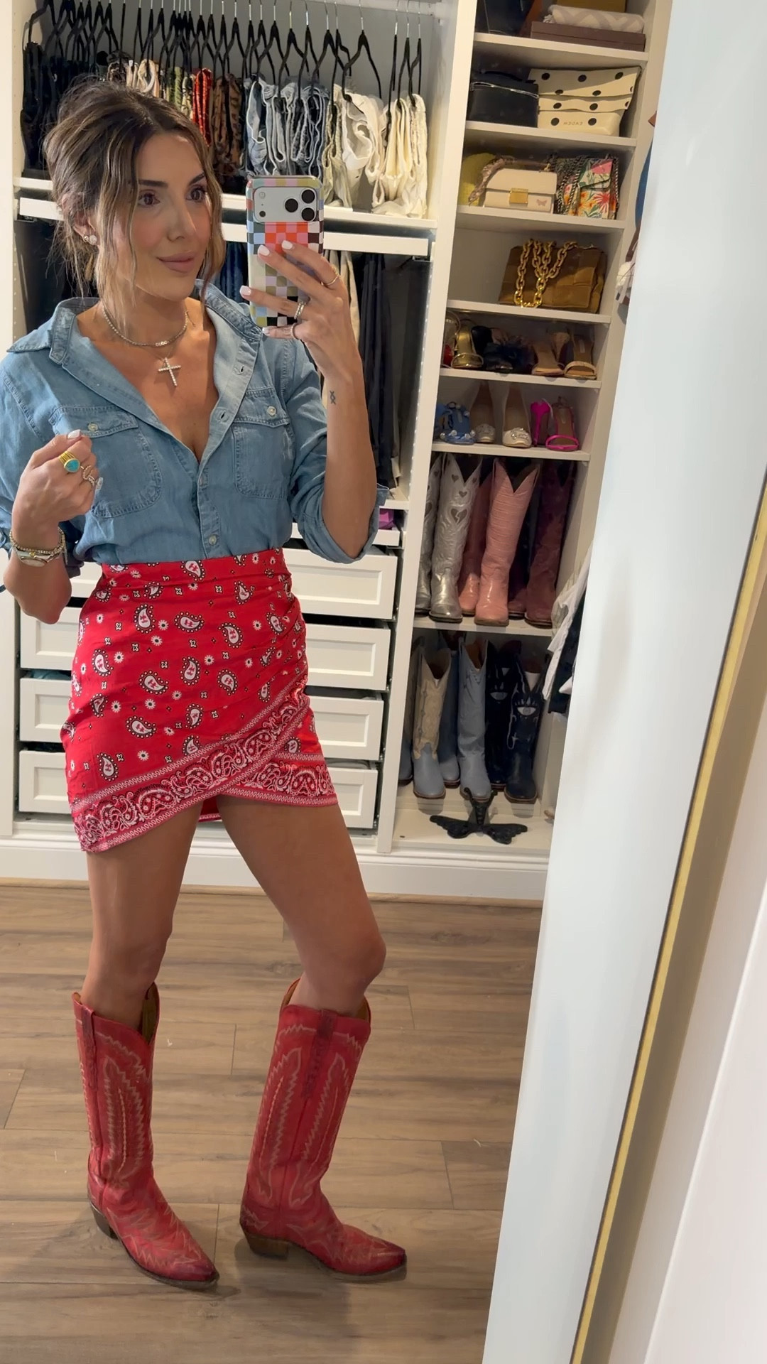 high sell out risk here!! this bandana skirt is my favorite thing from this haul and it’s gonna go QUICK! 

size small in top + skirt

Code MORGANH35 to save $$


@VICI #vicipartner 

#LTKFestival #LTKootd