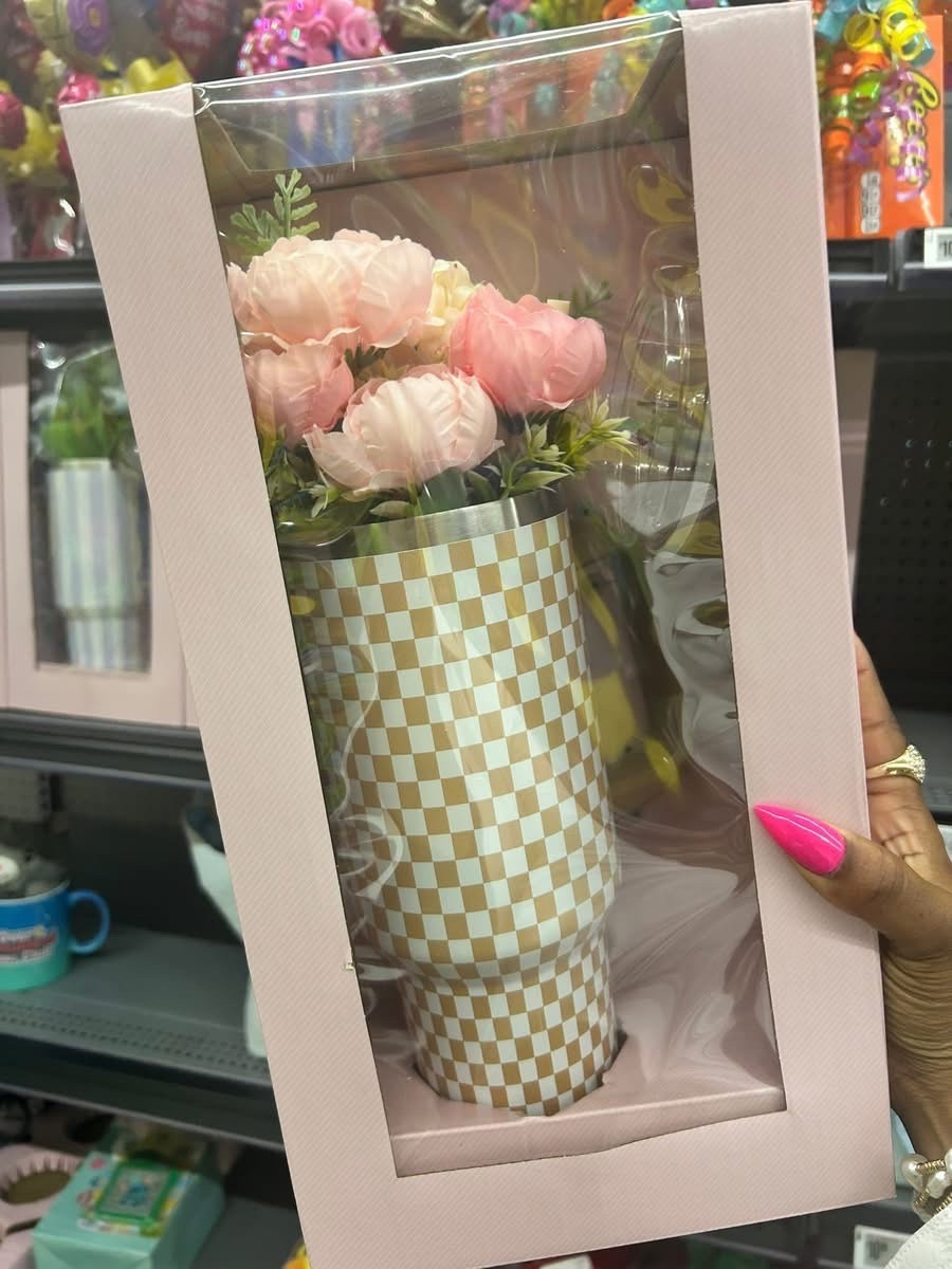 Mother’s Day is coming up and this is such a sweet, easy gift idea 🥺
Flowers that last + a tumbler she’ll use every day… love that.