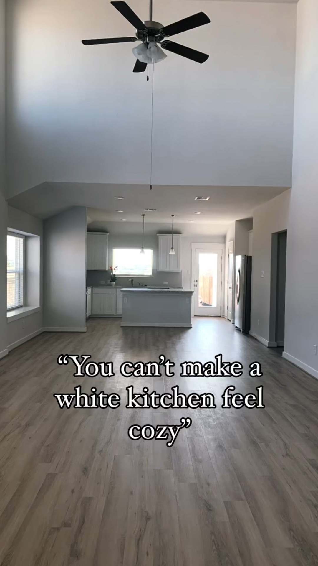 When we moved into this house, I thought there was no way I’d ever really love our kitchen. I’m not a white kitchen girl and I wasn’t sure if I’d be able to cozy things up without a full renovation. But, turns out you CAN make a white kitchen feel super cozy with just a few small changes. 😍😍😍