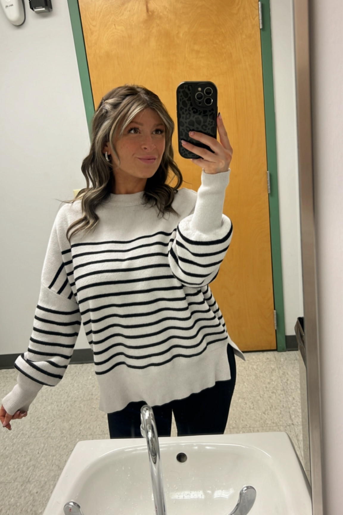 The perfect striped sweater🖤🤍

Black and white sweater 
Striped sweater
Teacher outfit 
Teacher sweater 
Comfy sweater
Oversized sweater 

#LTKSeasonal #LTKWorkwear #LTKGiftGuide