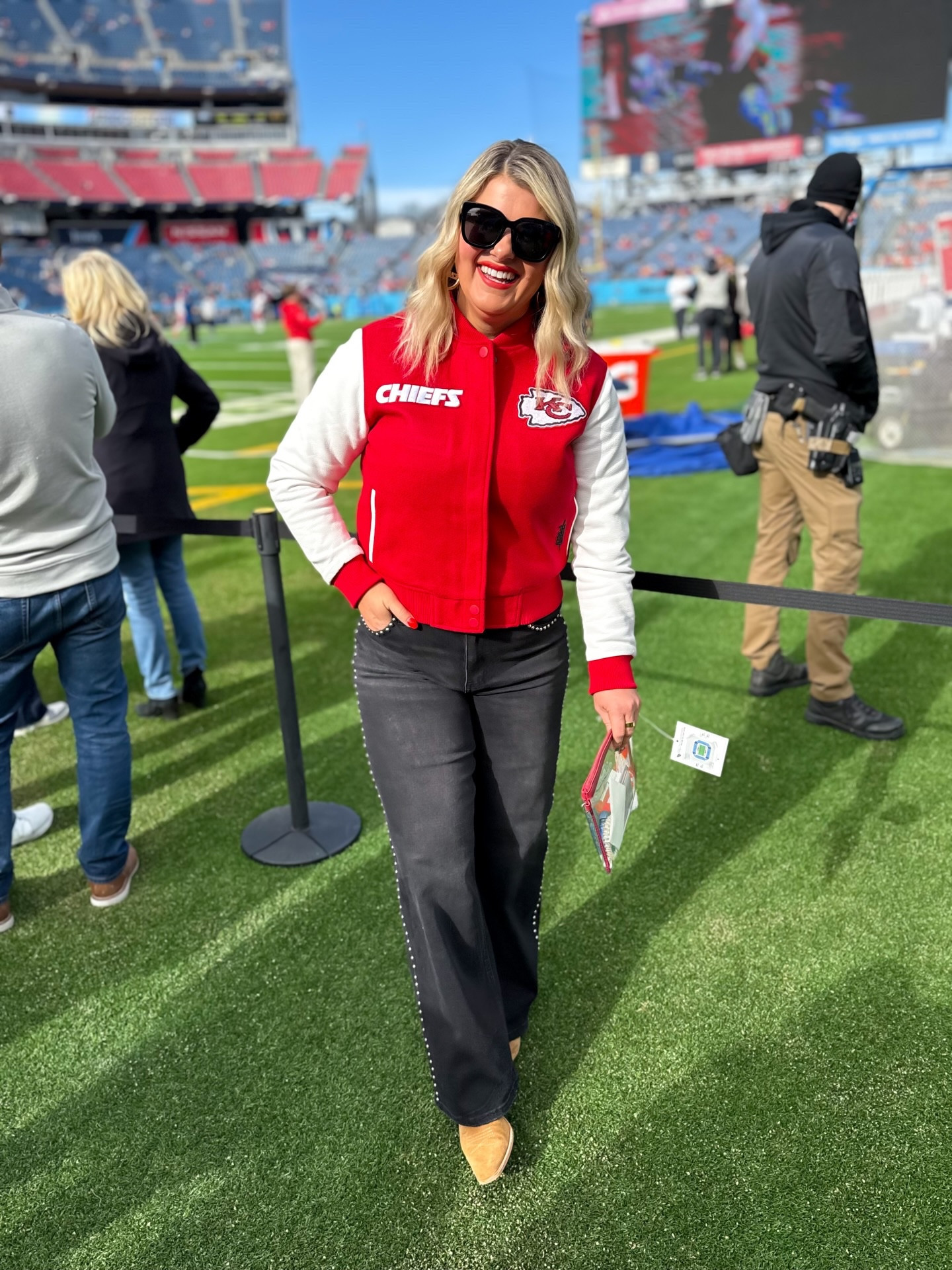 Chiefs Kingdom showing up in Music City! Love seeing all the red😍❤️🏈🤠

#chiefs #nashville #kansascitychiefs #nfl #chiefskingdom @chiefs