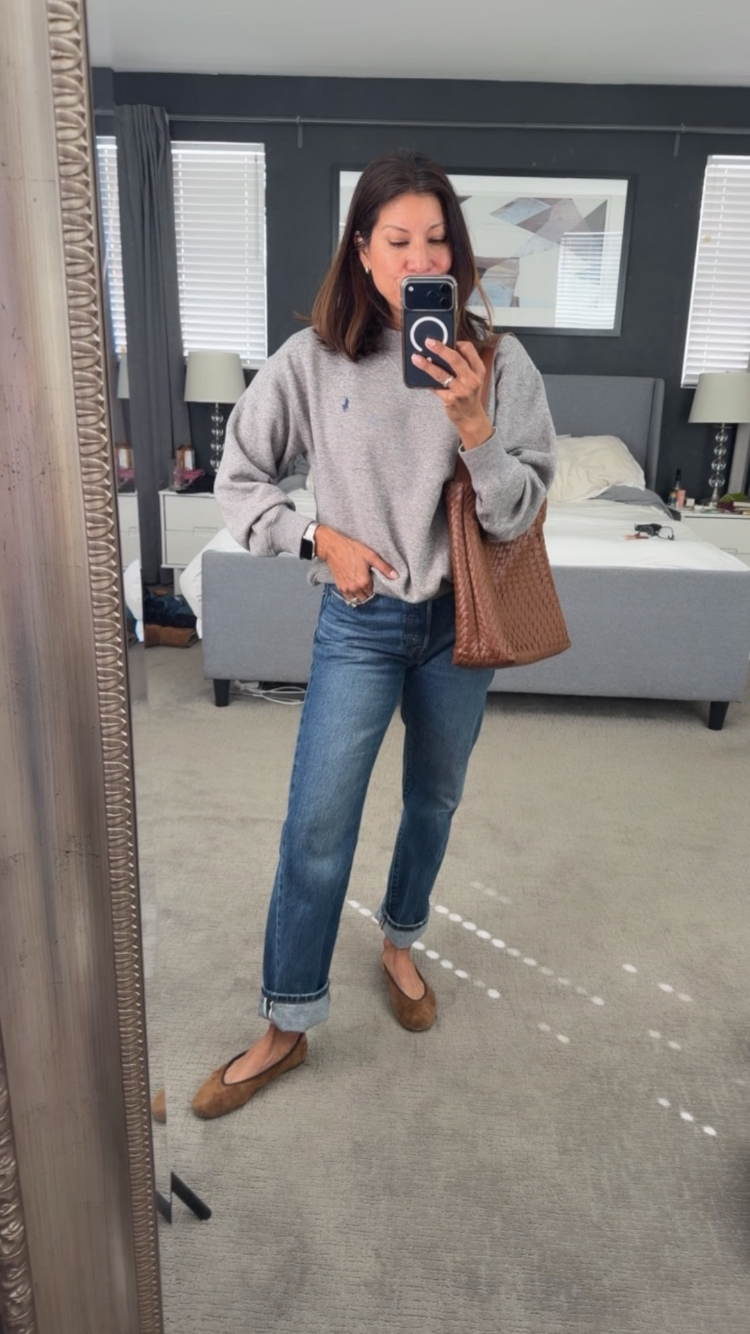 The mom outfit of the day 

Sweatshirt wearing xs 
Jeans 25 @levi 
Shoes 7 1/2 tts @Steve Madden US 

#LTKootd #LTKOver40 #LTKmomlife