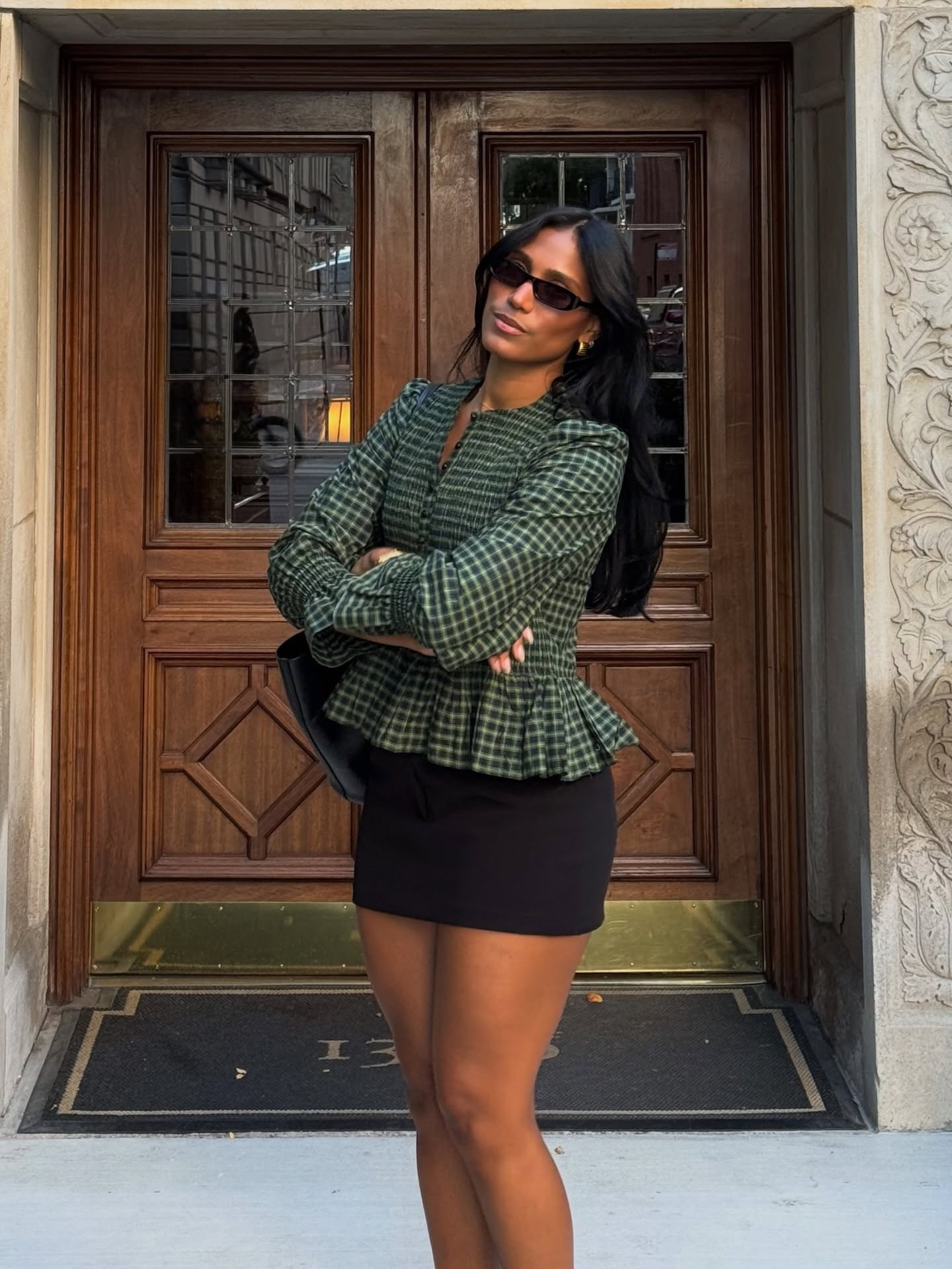 No eres responsable de las versiones tuyas que existen en las mentes de otras personas. para unos inspiras y para otros presumes🖤

Bag & Top @sezane