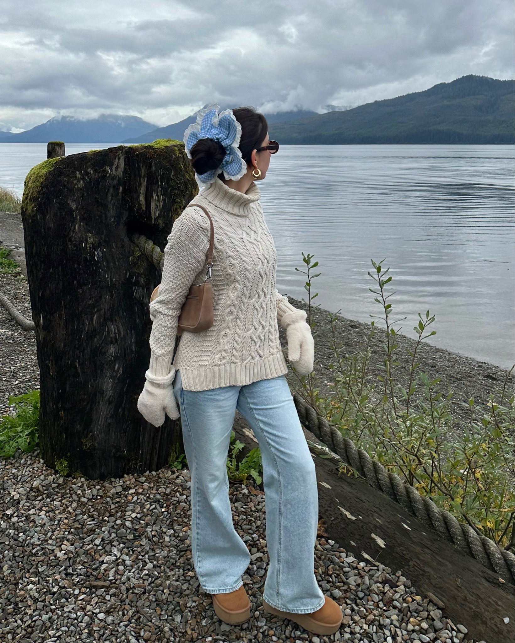 Cute & comfy cold weather fit. Og brand tags:

sweater - 525 america heritage 1984
jeans - unpublished 
bag - brandy melville