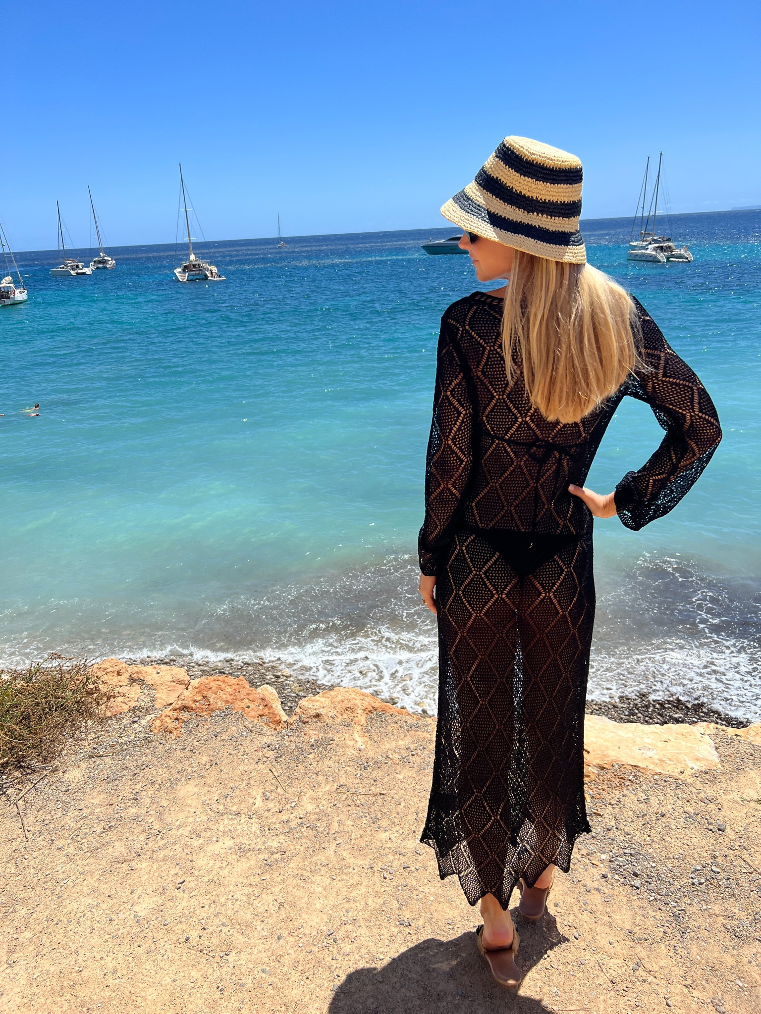 Beach outfit 🖤
#vacationoutfit #beach #coverup #buckethat #crochetdress