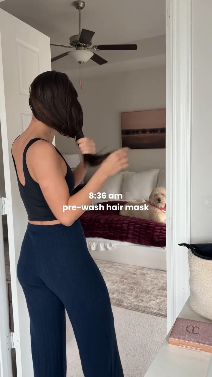 A snowy Sunday inside calls for a hair reset using: 

@lorealparis - Elvive hyaluron pure oil eraser 
@blakebrownbeauty - rich reset mask 
@redkenpro - acidic bonding concentrate shampoo & conditioner 
@emijayinc - hair milk 
@aveda - blowout spray 
@sharkbeauty 

#haircare #hair #hairwashday #hairreset