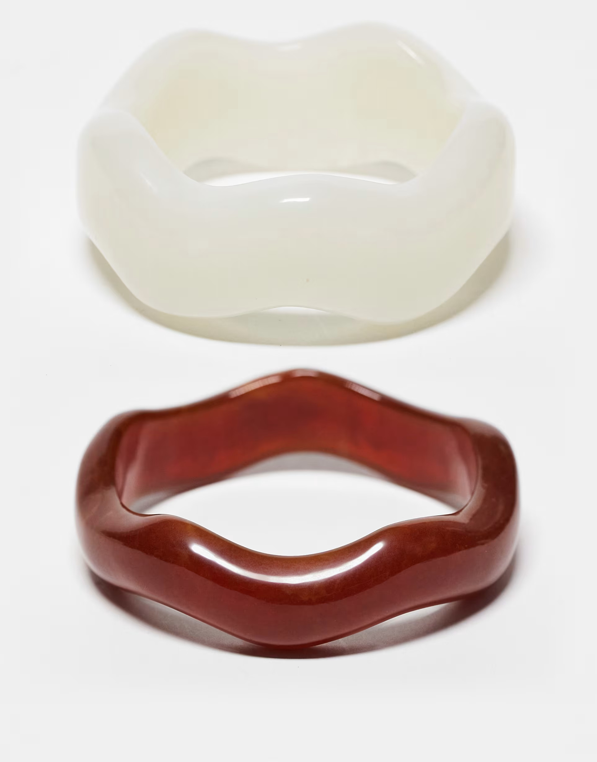 ASOS DESIGN - Lot de 2 bracelets joncs ondulés en résine | ASOS | ASOS (Global)