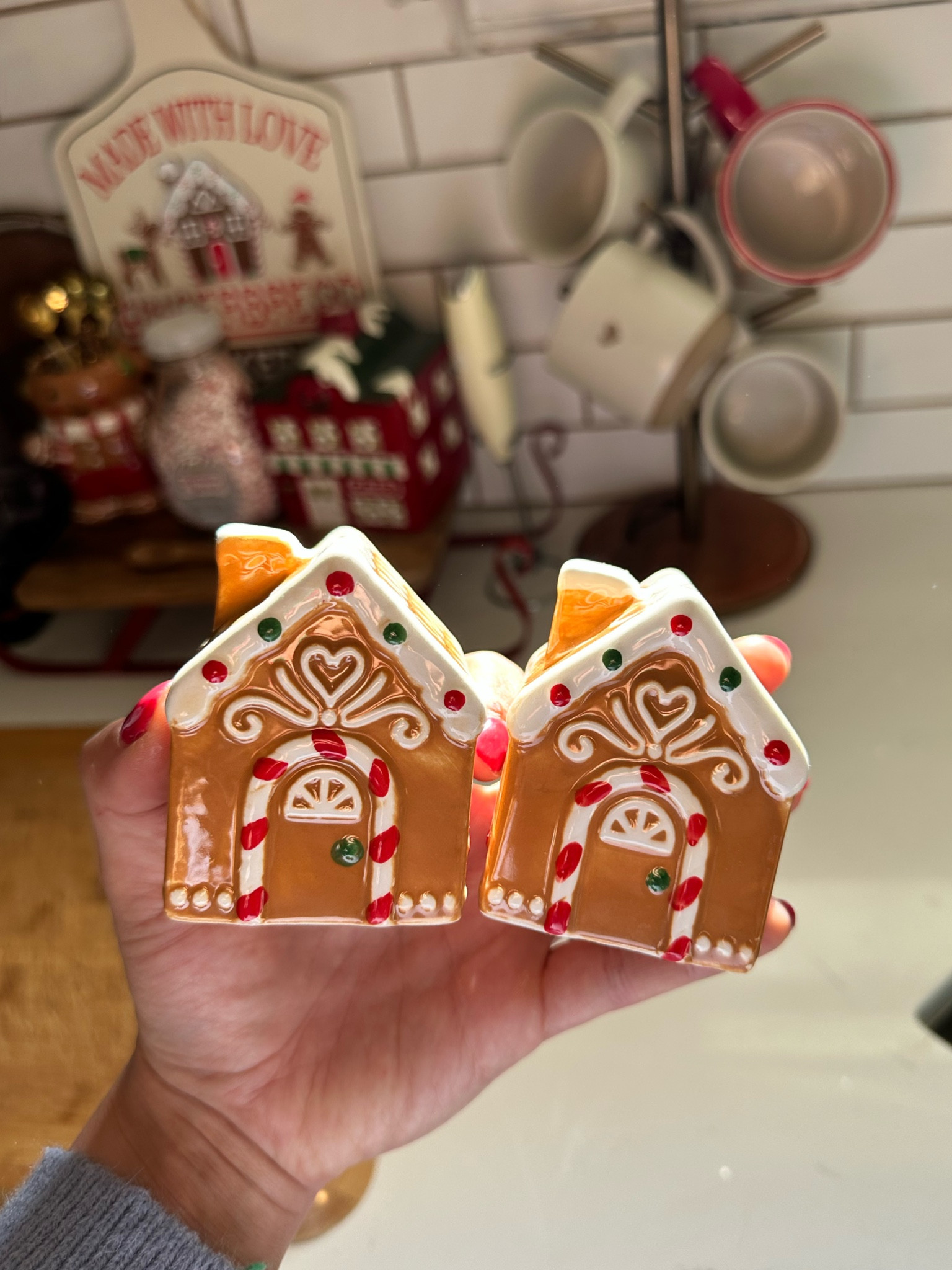 How cute are these Gingerbread house pepper & salt shakers 😍

These are from Kirklands,  since I can’t link them I linked a bunch of other really cute ones ☺️

#LTKHoliday #LTKGiftGuide #LTKSeasonal