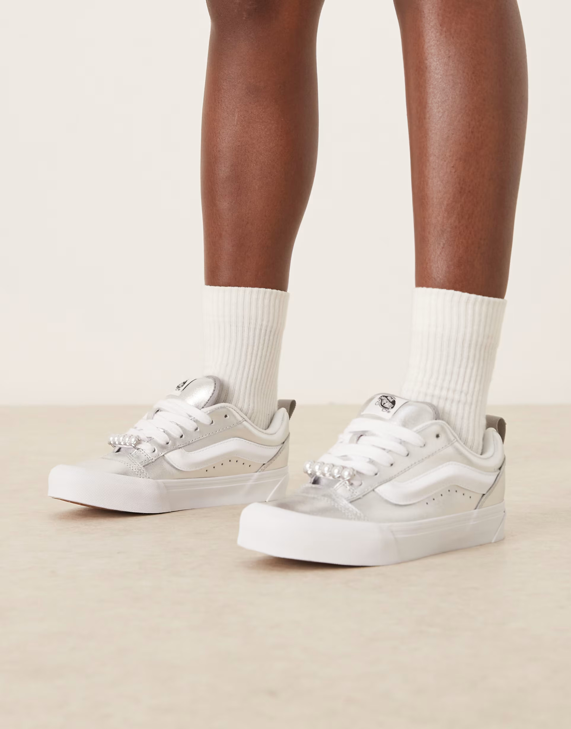 Vans - Knu Skool - Leren sneaker in metallic zilver | ASOS (Global)