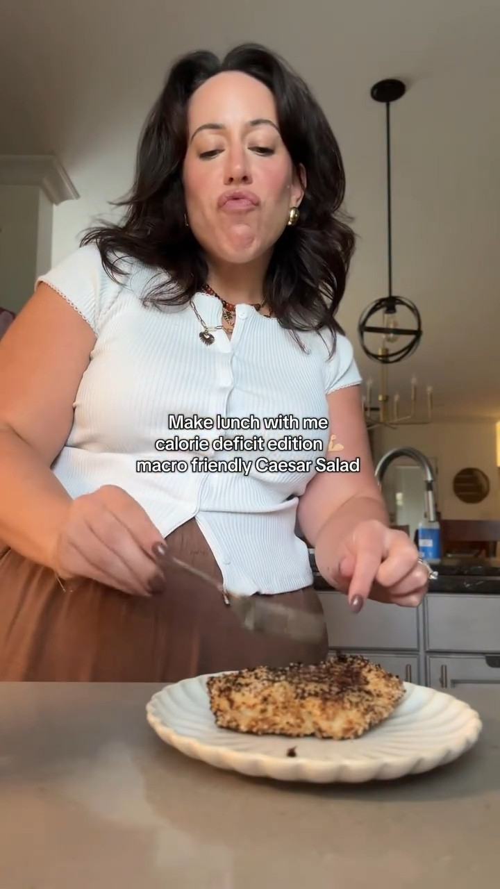 Save this for your next macro-friendly lunch idea 🥗 Crispy Caesar chicken — easy, high protein, and actually delish 👏🏼

🍗 Recipe:
– 4 oz chicken breast
– Dip in egg, milk + flour
– Coat with Cauli Crunch for that crisp
– Air fry 390°F for 12 min
– Toss with @primalkitchenfoods Caesar dressing

⚡️Macros (approx): 300 cal | 38 g protein | 14 g carbs | 10 g fat

#macrofriendlyrecipes #healthygirllunch #softtummylifestyle #caloriedeficitmeals #fitmomlife #crispychickenrecipe #strongnotskinny #proteinmealideas

#LTKmomlife #LTKfoodie #LTKvlog